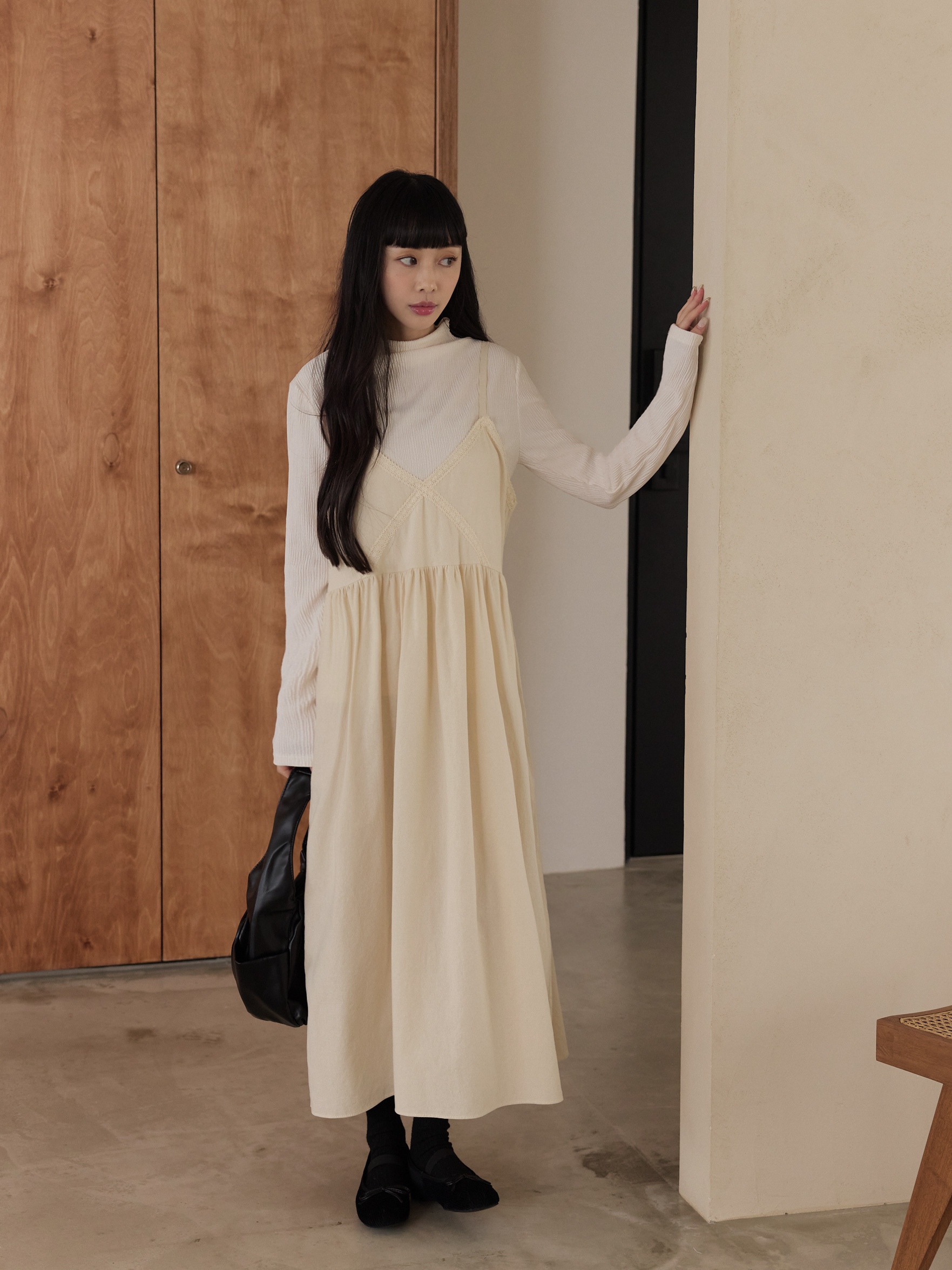 Ｖ領壓紋花邊細肩長洋