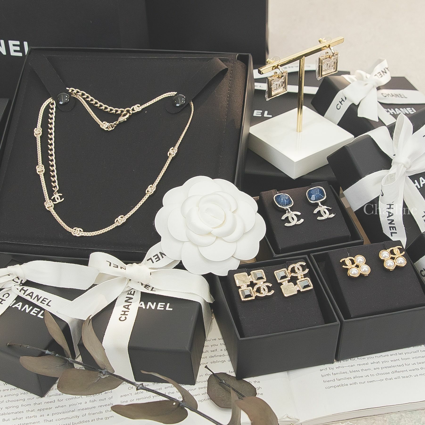 Chanel 單寧藍方塊銀色CC垂墜耳環,金色簍空水鑽CC方型垂墜耳環,金色CC白色珍珠不對稱方形耳環,金色水晶金屬方格水鑽CC不對稱方形耳環,金色七顆CC項鍊-Charline Boutique 精品代購
