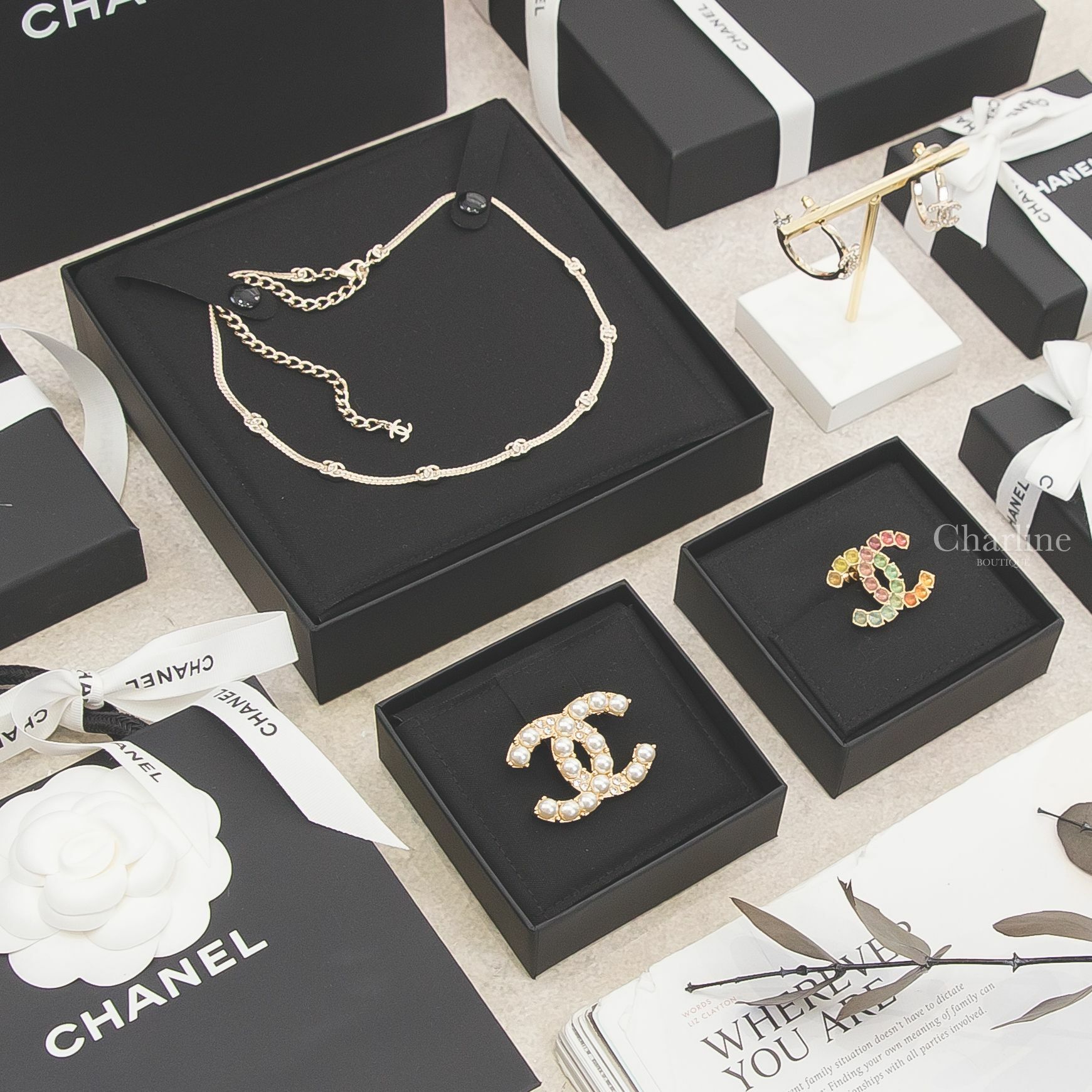 Chanel Brooch 金色珍珠水鑽CC胸針,Chanel Brooch 彩色水鑽CC胸針,Chanel Earrings 金色水鑽CC星星圈型耳環,Chanel Necklace 金色七顆CC項鍊-Charline Boutique 精品代購