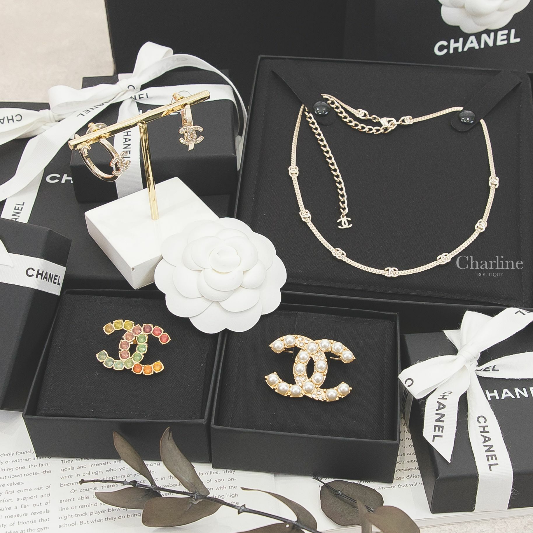 Chanel Brooch 金色珍珠水鑽CC胸針,Chanel Brooch 彩色水鑽CC胸針,Chanel Earrings 金色水鑽CC星星圈型耳環,Chanel Necklace 金色七顆CC項鍊-Charline Boutique 精品代購
