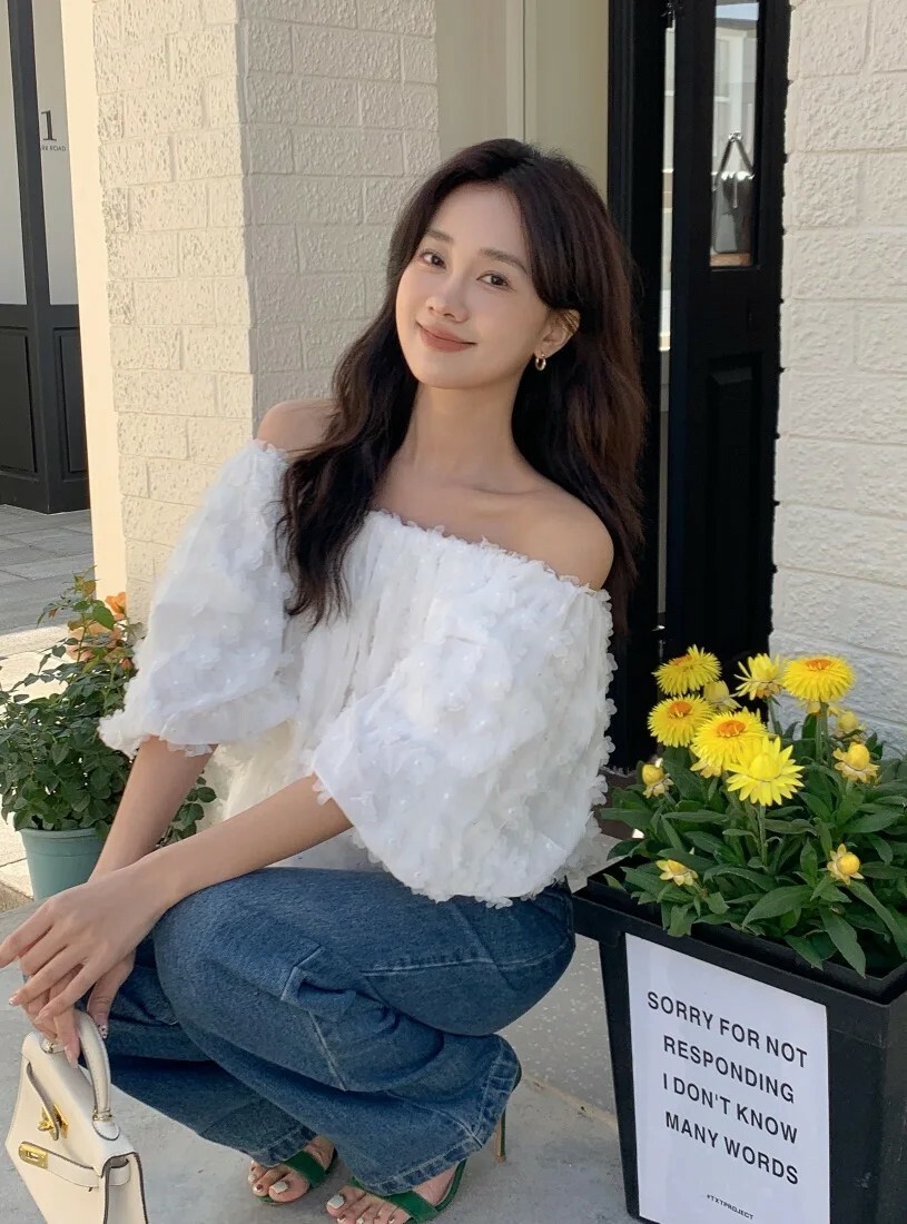 雲朵白露肩一字領立體花朵蕾絲上衣-F (Elegant & Love)