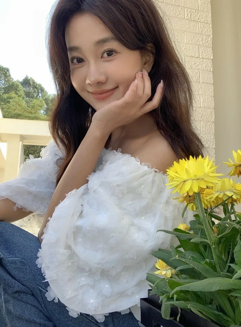 雲朵白露肩一字領立體花朵蕾絲上衣-F (Elegant & Love)