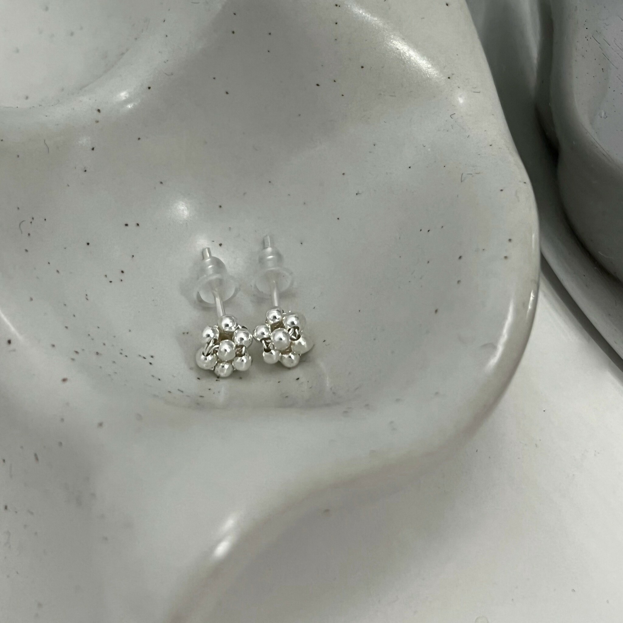 Korea小圓珠鐵花耳針耳環