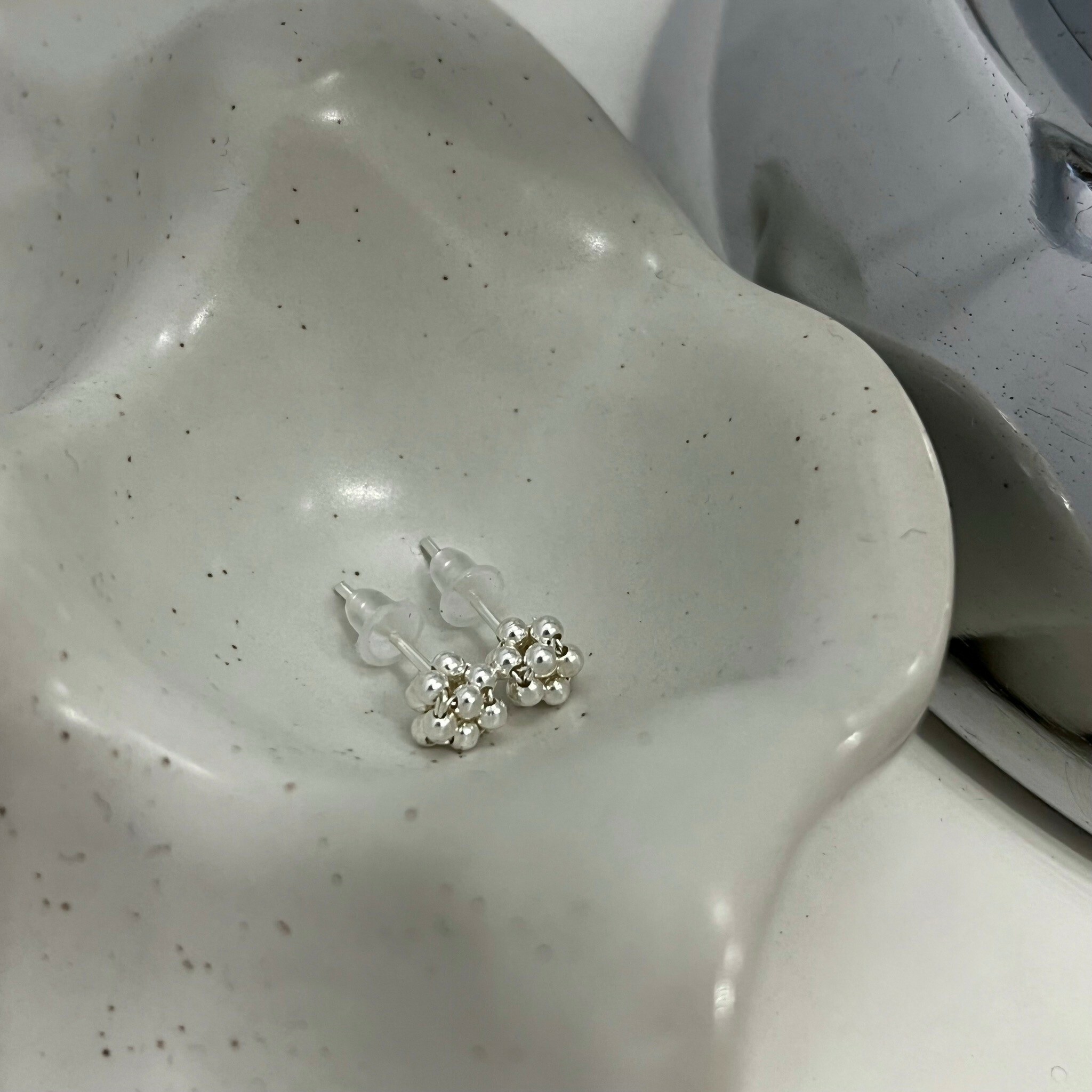 Korea小圓珠鐵花耳針耳環