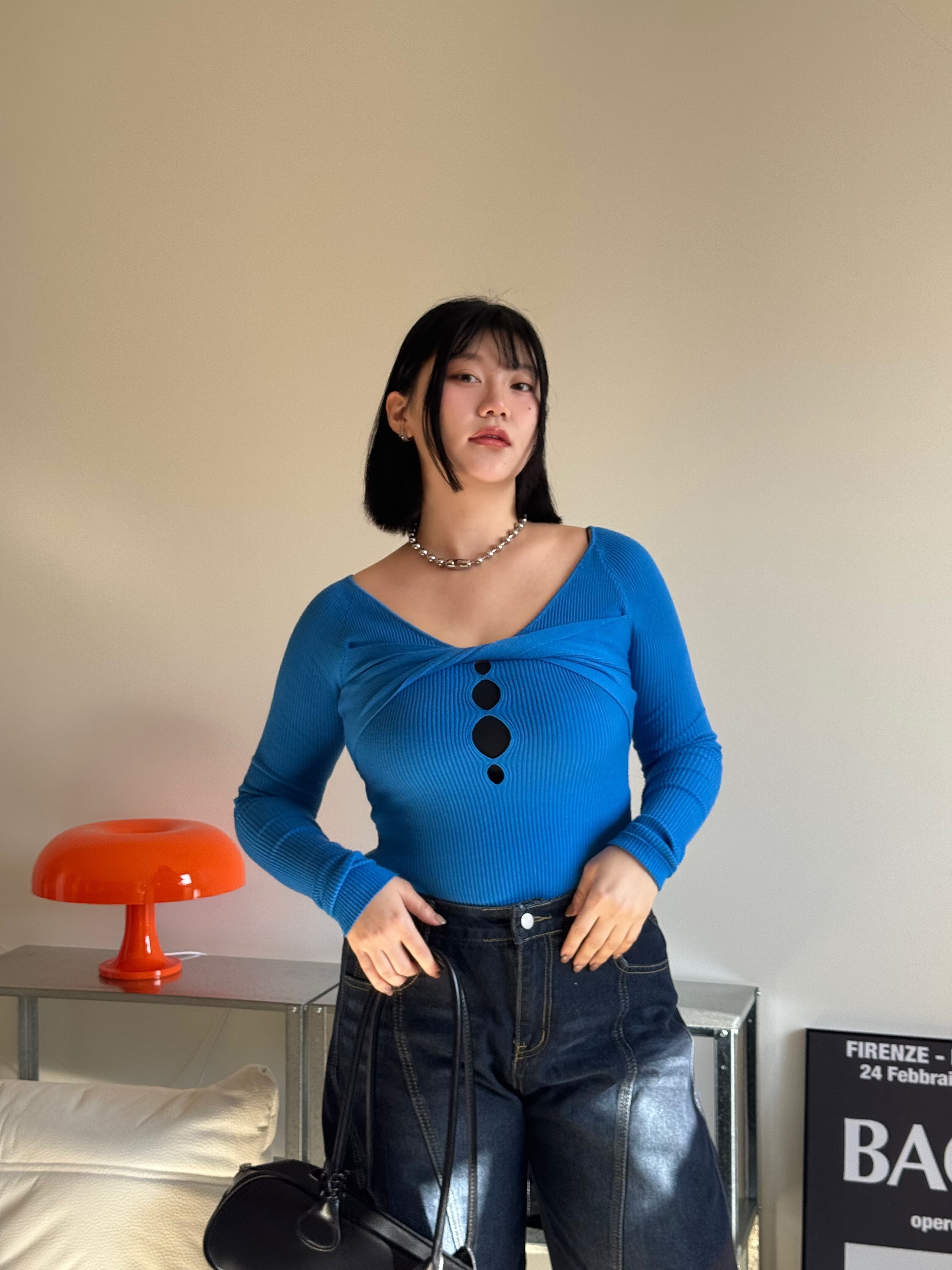 A3顯白藍 扭結鏤空針織上衣