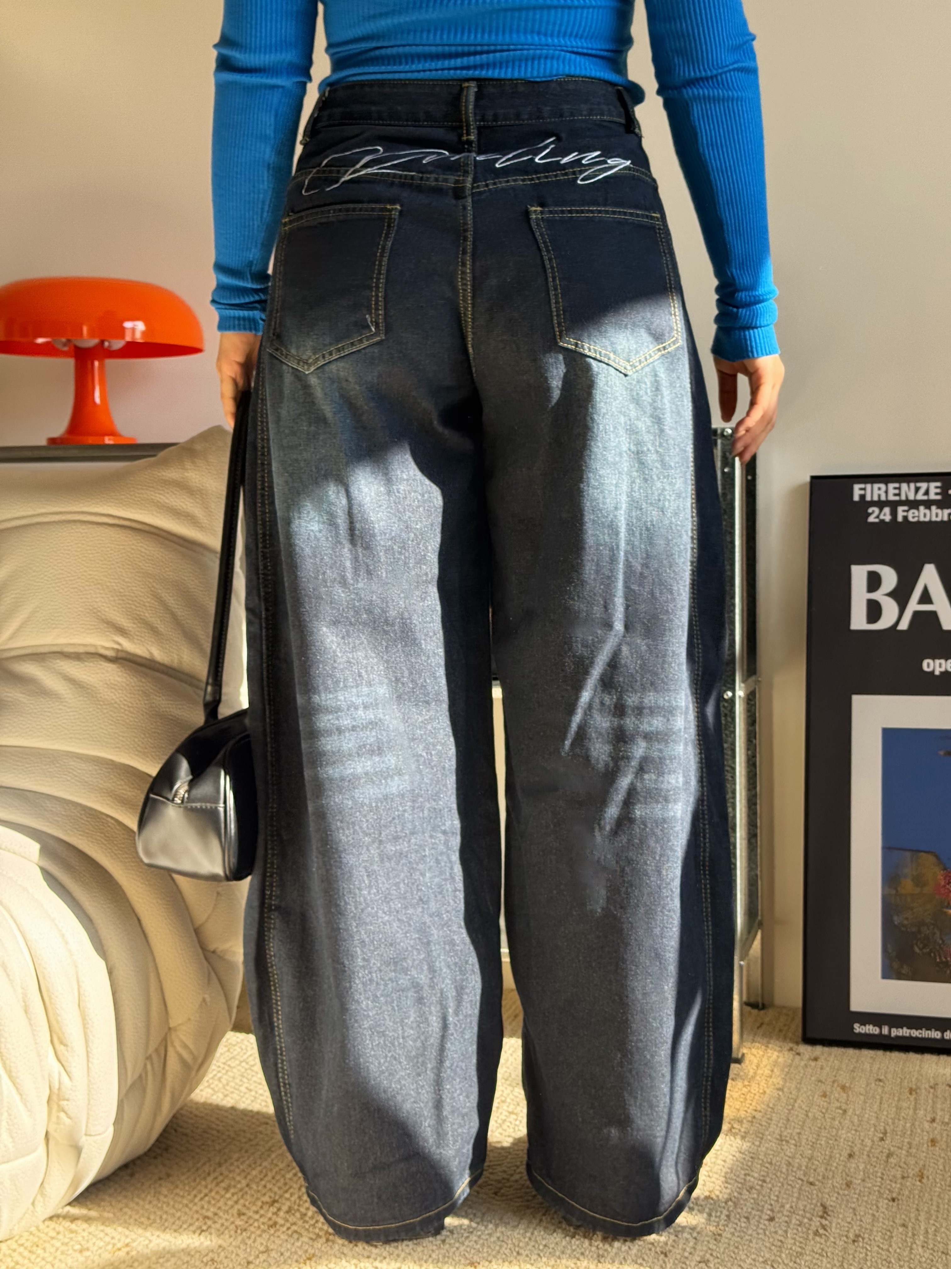 B1闆娘推薦👍🏻 翹屁屁 刺繡彎刀牛仔褲👖 S-2XL