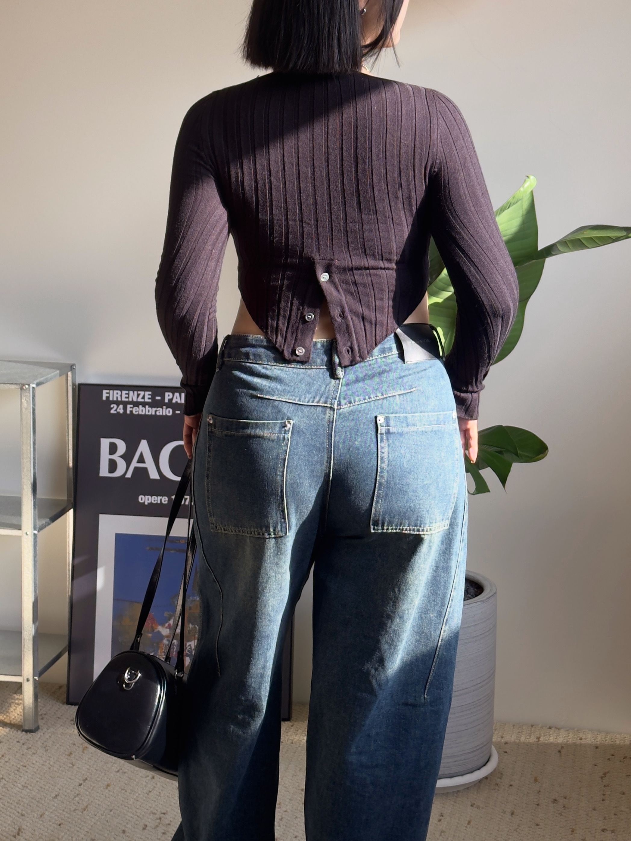 B2微彎刀剪裁牛仔褲（黑/藍）