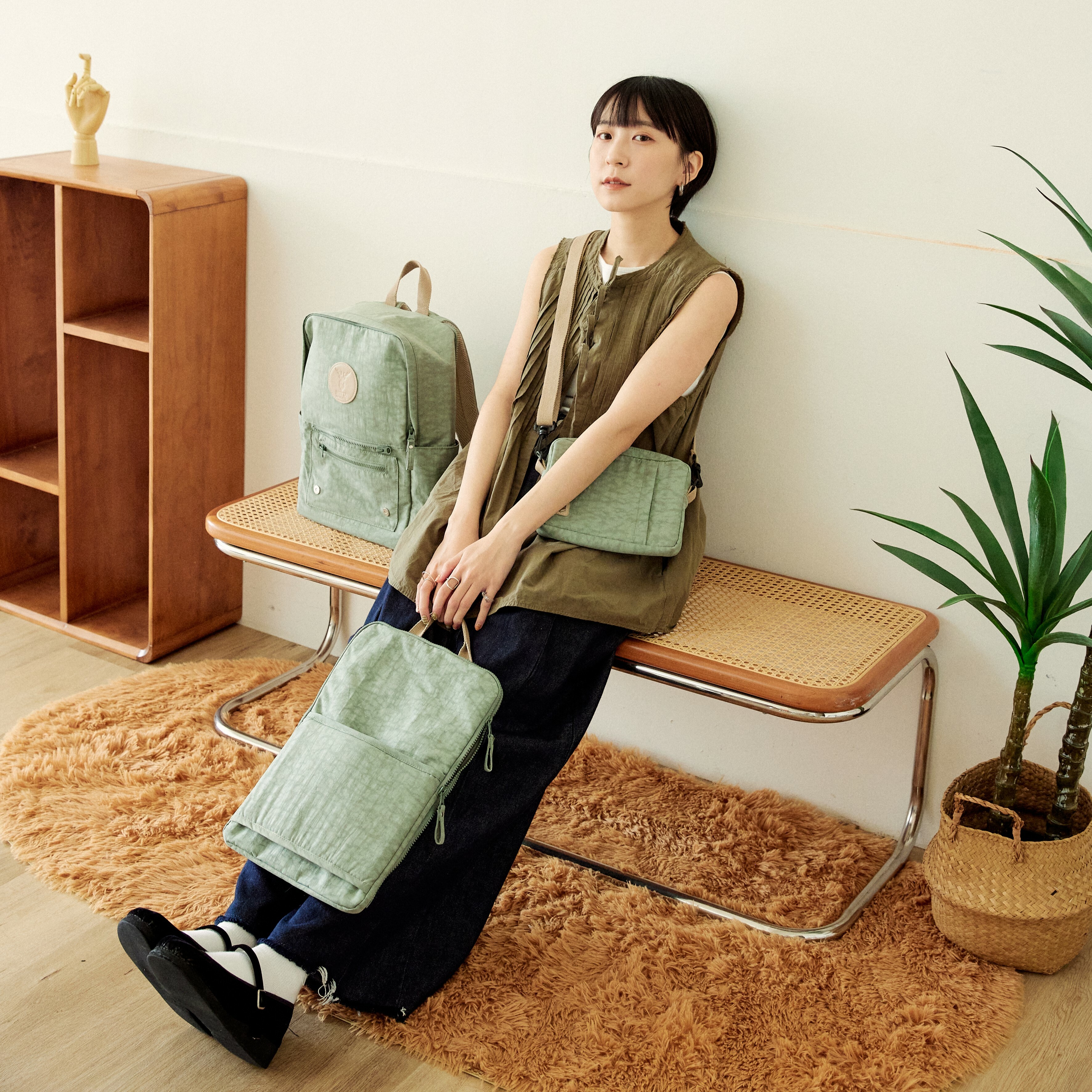 一代城市探索後背包(草綠)model側面照