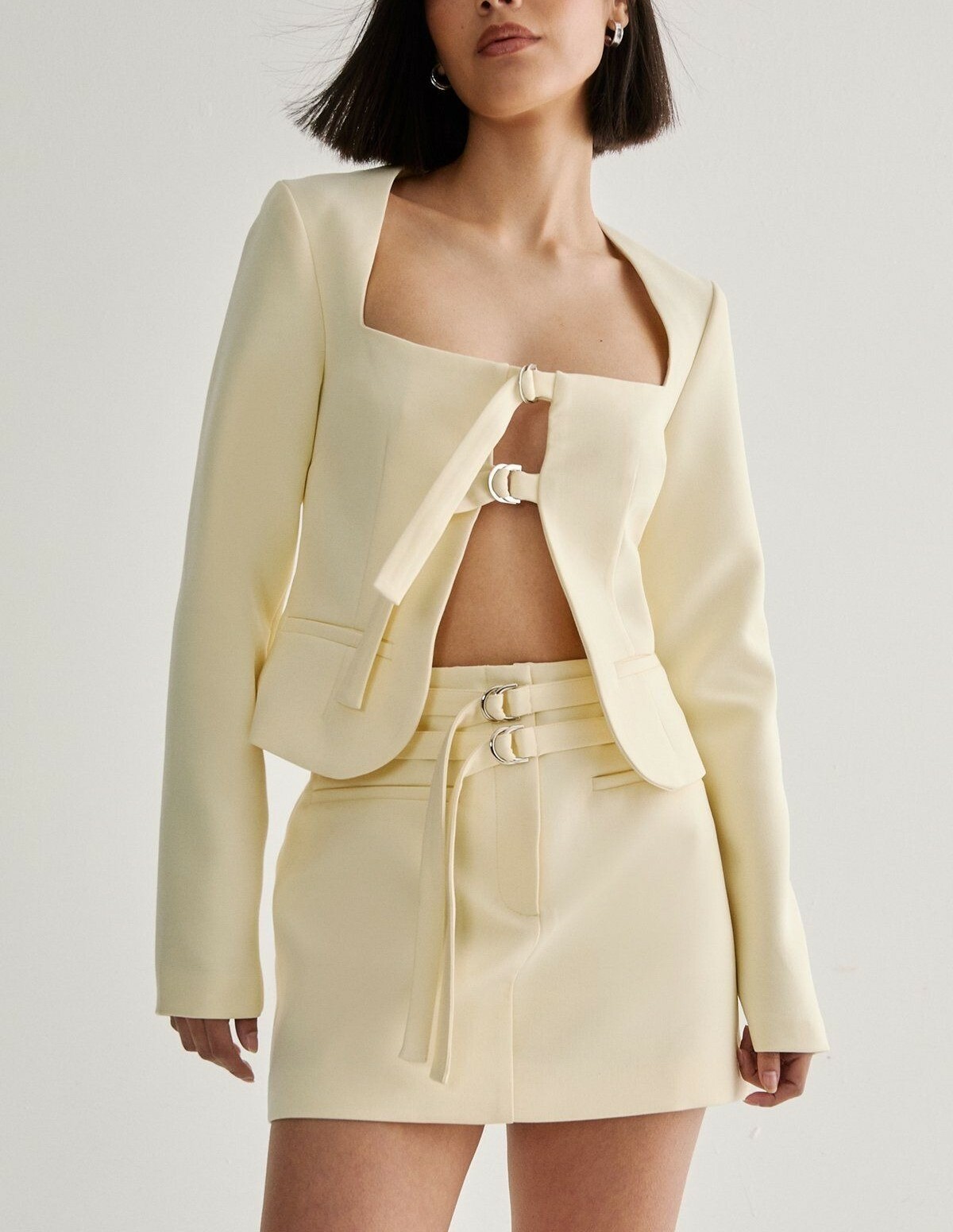 Butter Lemon奶油檸檬色扣帶上衣+腰帶短裙套裝