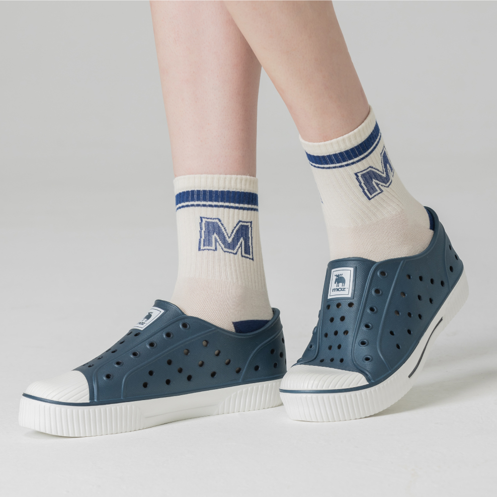 moz瑞典 駝鹿 雙色洞洞餅乾水鞋 (奶蓋海軍藍) 全球首創 舒適厚底 防潑水-附鞋扣