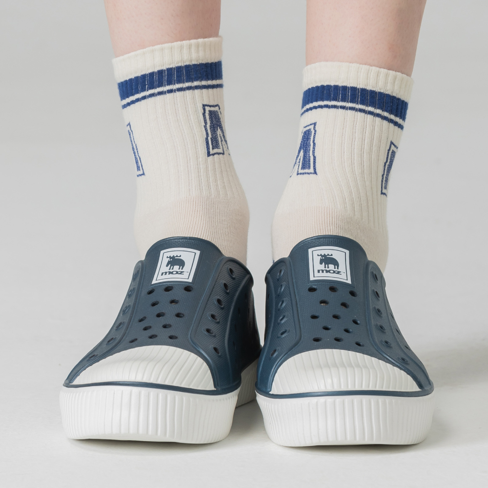 moz瑞典 駝鹿 雙色洞洞餅乾水鞋 (奶蓋海軍藍) 全球首創 舒適厚底 防潑水-附鞋扣