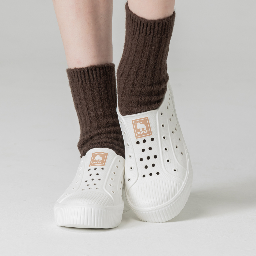 moz瑞典 駝鹿 雙色洞洞餅乾水鞋 (白/奶茶標) 全球首創 舒適厚底 防潑水-附鞋扣