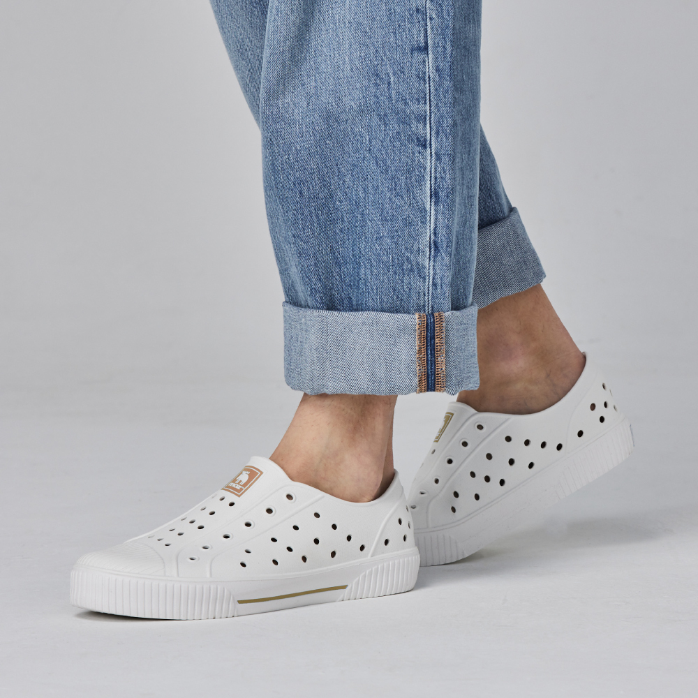 moz瑞典 駝鹿 雙色洞洞餅乾水鞋 (白/奶茶標) 全球首創 舒適厚底 防潑水-附鞋扣