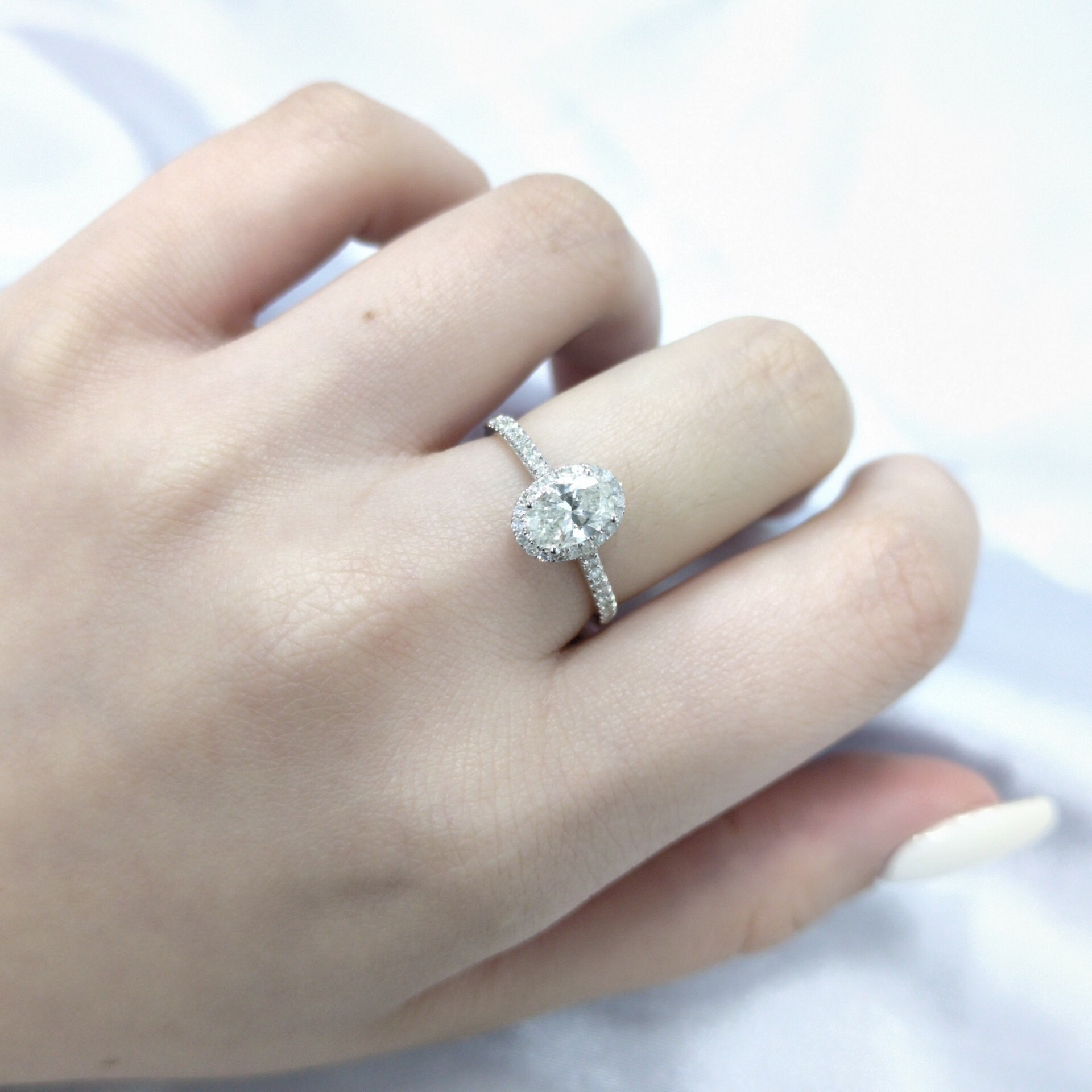 18K White Gold 0.82ct Oval Cut Diamond Ring