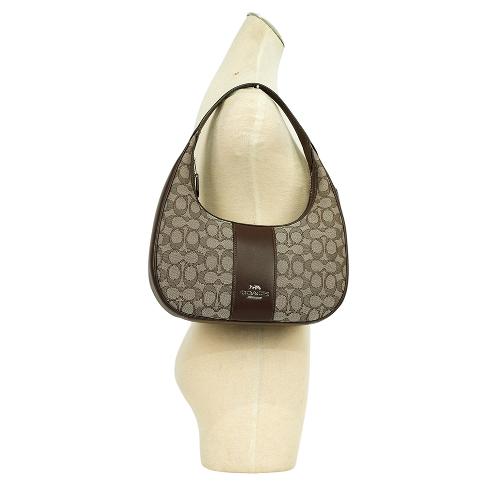 【COACH】Carmen 標誌緹花布及皮革彎月肩背包/手提包(橡木/楓樹棕)CV001 SVS8S