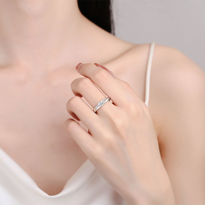 莫桑鑽馬眼形戒指      R05C043