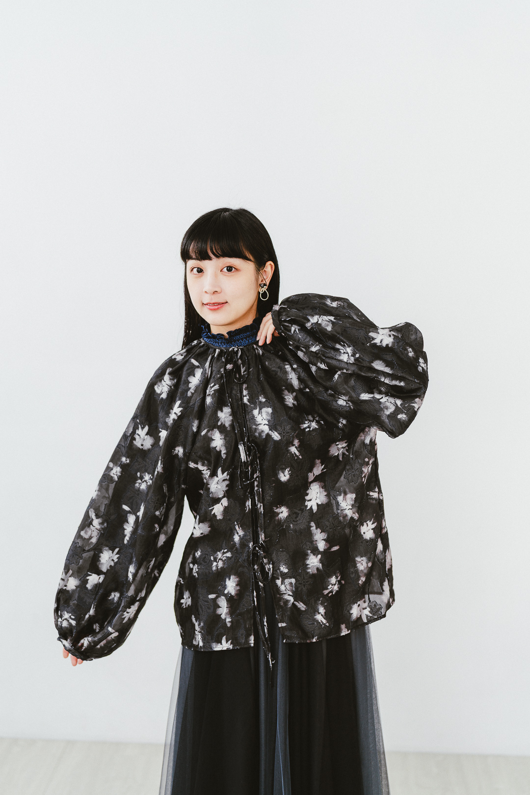 (限量)滿山花海！透明感印花開衫上衣 (兩色-黑)