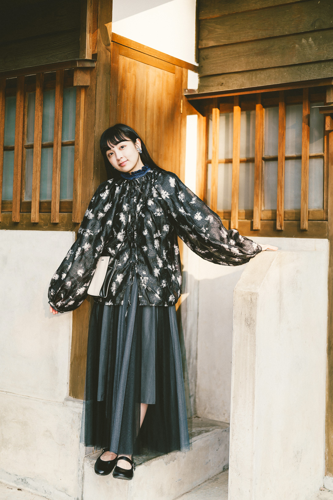 (限量)滿山花海！透明感印花開衫上衣 (兩色-黑)