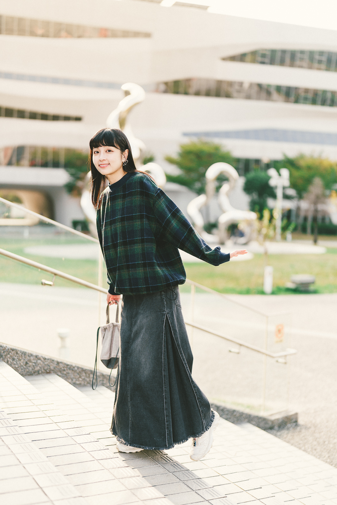 微風拂水波！側壓褶流蘇牛仔裙(三色-水洗灰黑)