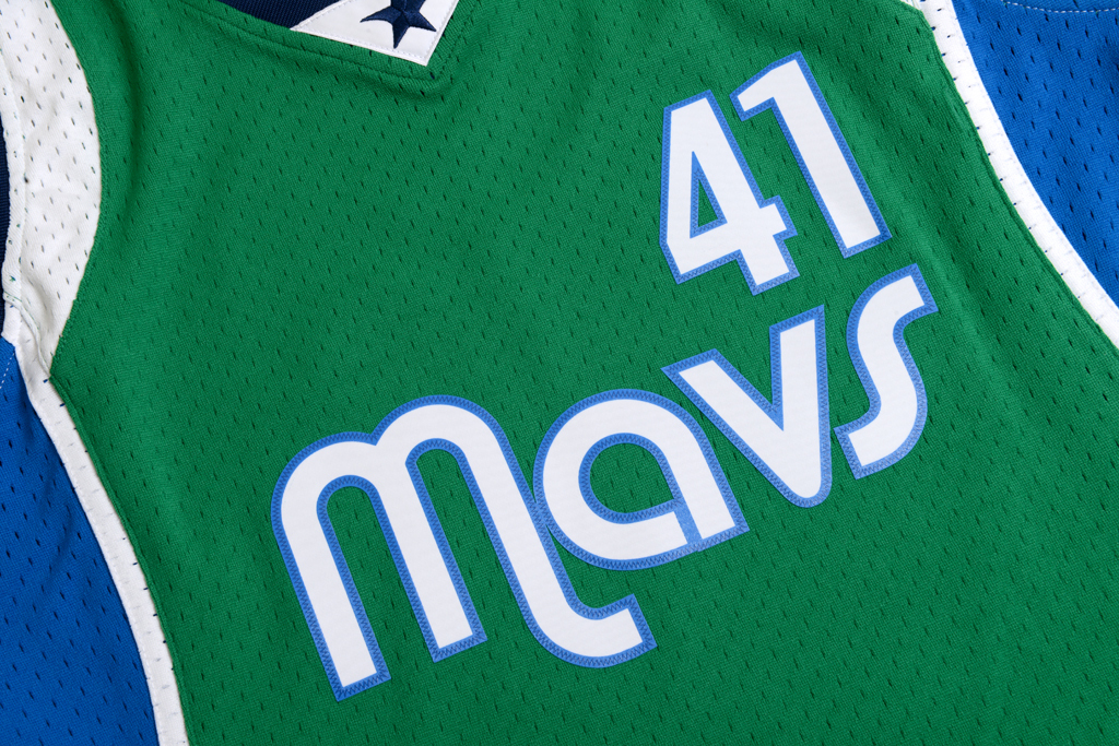 Mitchell & Ness 達拉斯獨行俠隊 Dirk Nowitzki 2004-2005 復刻 Swingman 球衣