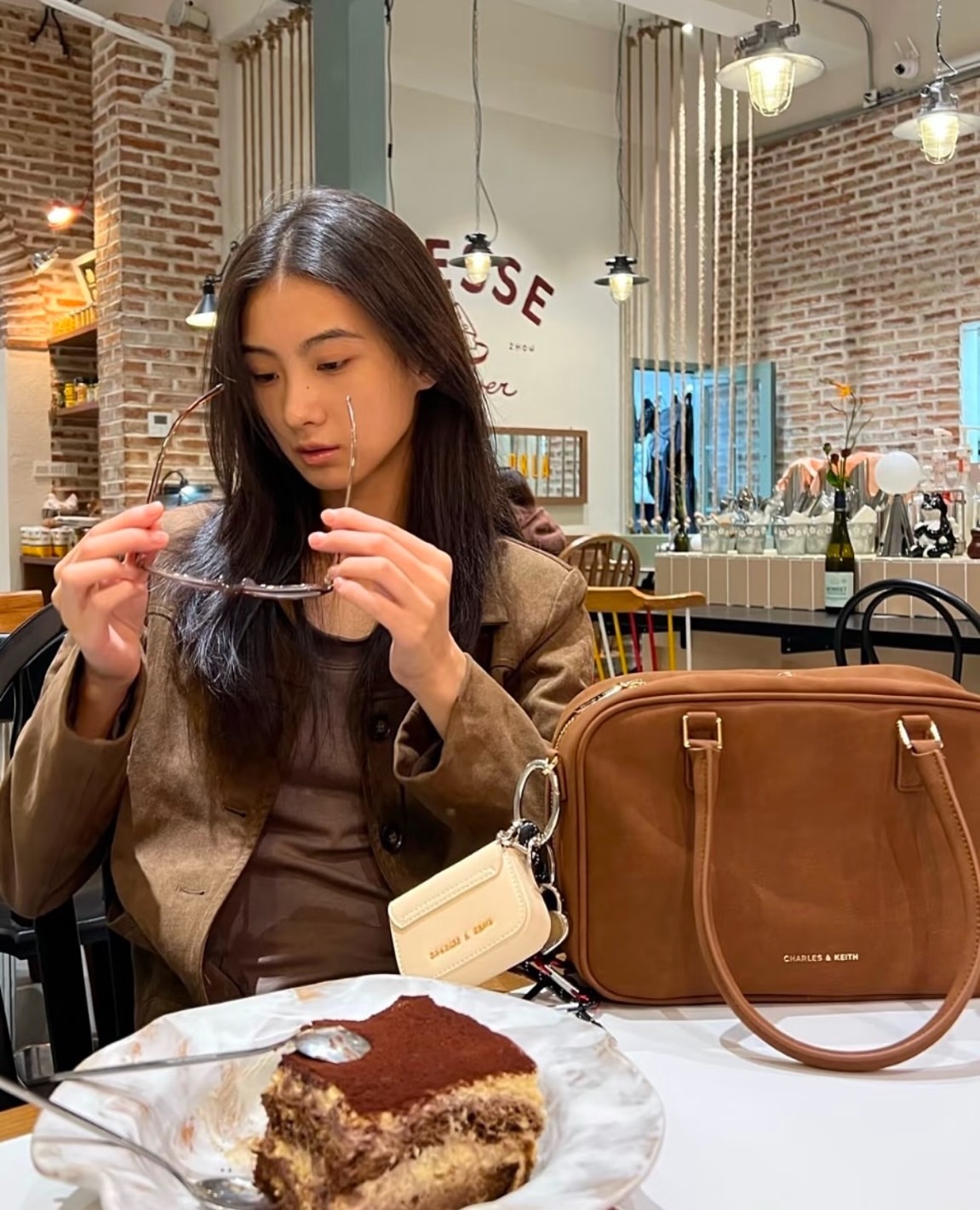 CHARLES & KEITH SIANNA 小CK 麂皮 波士頓 手提包 咖啡色 CK2-30271398-1