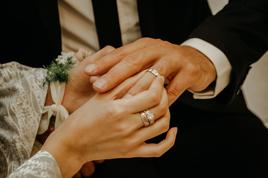 婚禮宴客中新郎與新娘互相交換戒指。