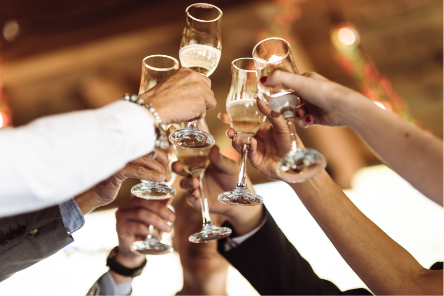 婚禮宴客中新人向眾人敬酒表示感謝。