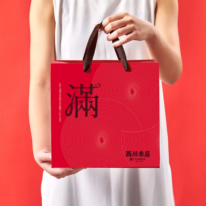 西川米店婚禮小物專用滿字紅色紙袋，喜氣大方，十分適合將禮物放入其中贈送給賓客。