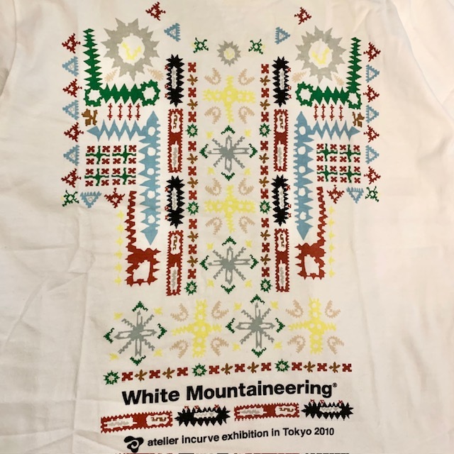 WHITE MOUNTAINEERING ATELIER INCURVE EXHIBITION IN TOKYO TEE (( USED B )) 中古 - WHITE SIZE M IN STOCK NOW (現貨發售中)