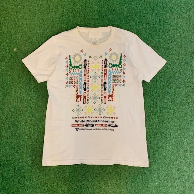 WHITE MOUNTAINEERING ATELIER INCURVE EXHIBITION IN TOKYO TEE (( USED B )) 中古 - WHITE SIZE M IN STOCK NOW (現貨發售中)