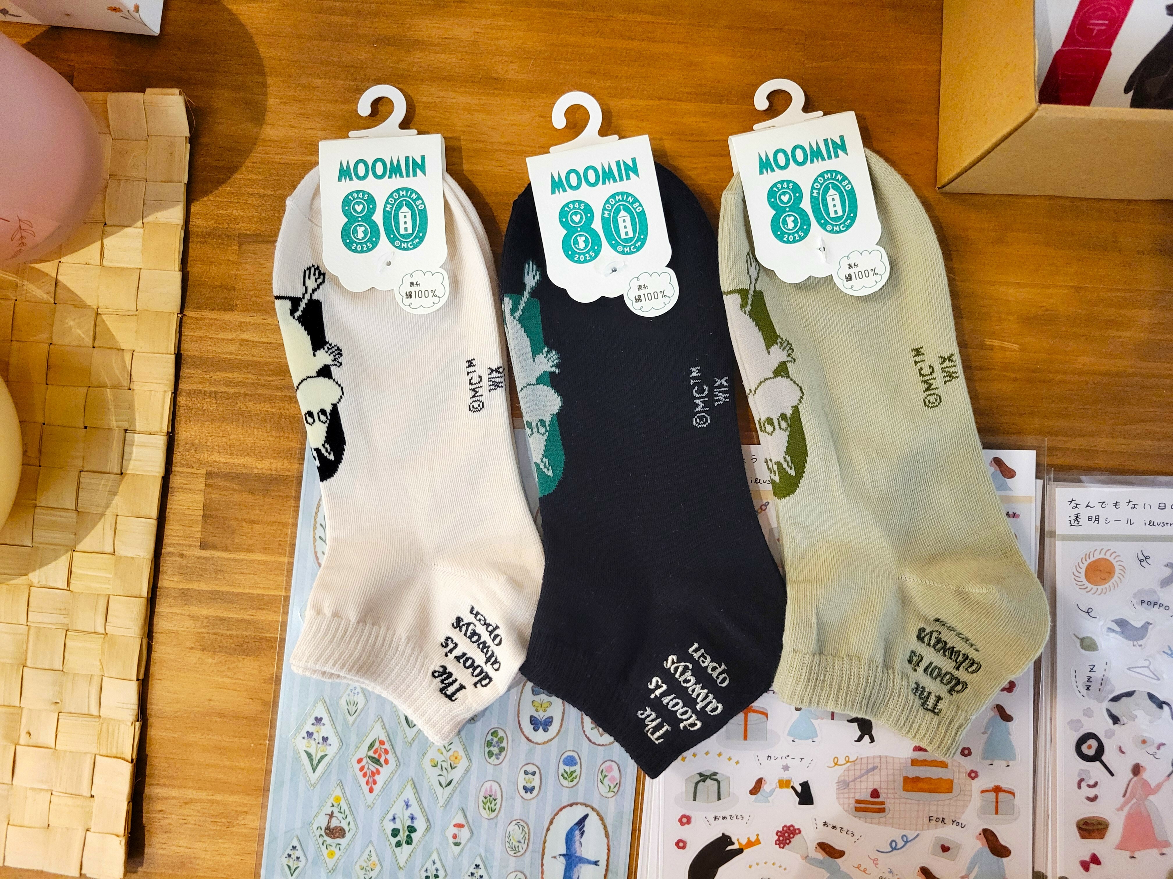 日本限定 moomin 姆明 80周年 短襪 英文字