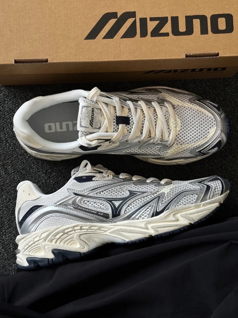 MIZUNO ADVENTURE V2 奶油銀 刷舊 復古 老爹鞋 Y2K 男女鞋 D1GH250304 / 預購