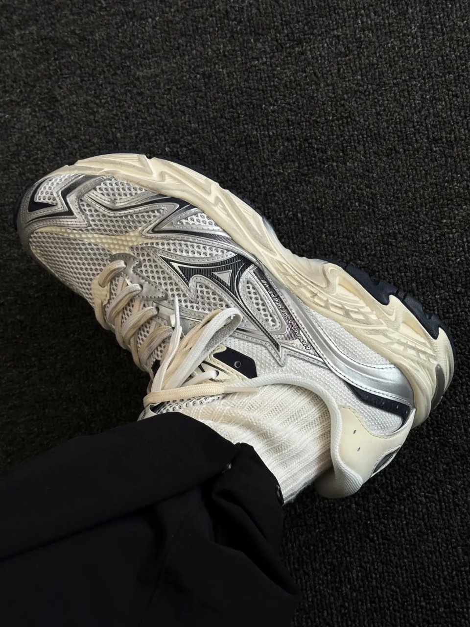 MIZUNO ADVENTURE V2 奶油銀 刷舊 復古 老爹鞋 Y2K 男女鞋 D1GH250304 / 預購