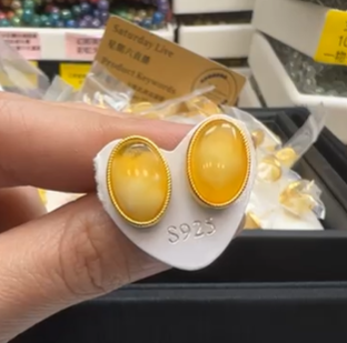 260409 - A30 雞油蜜蠟大橢圓金邊耳釘1對