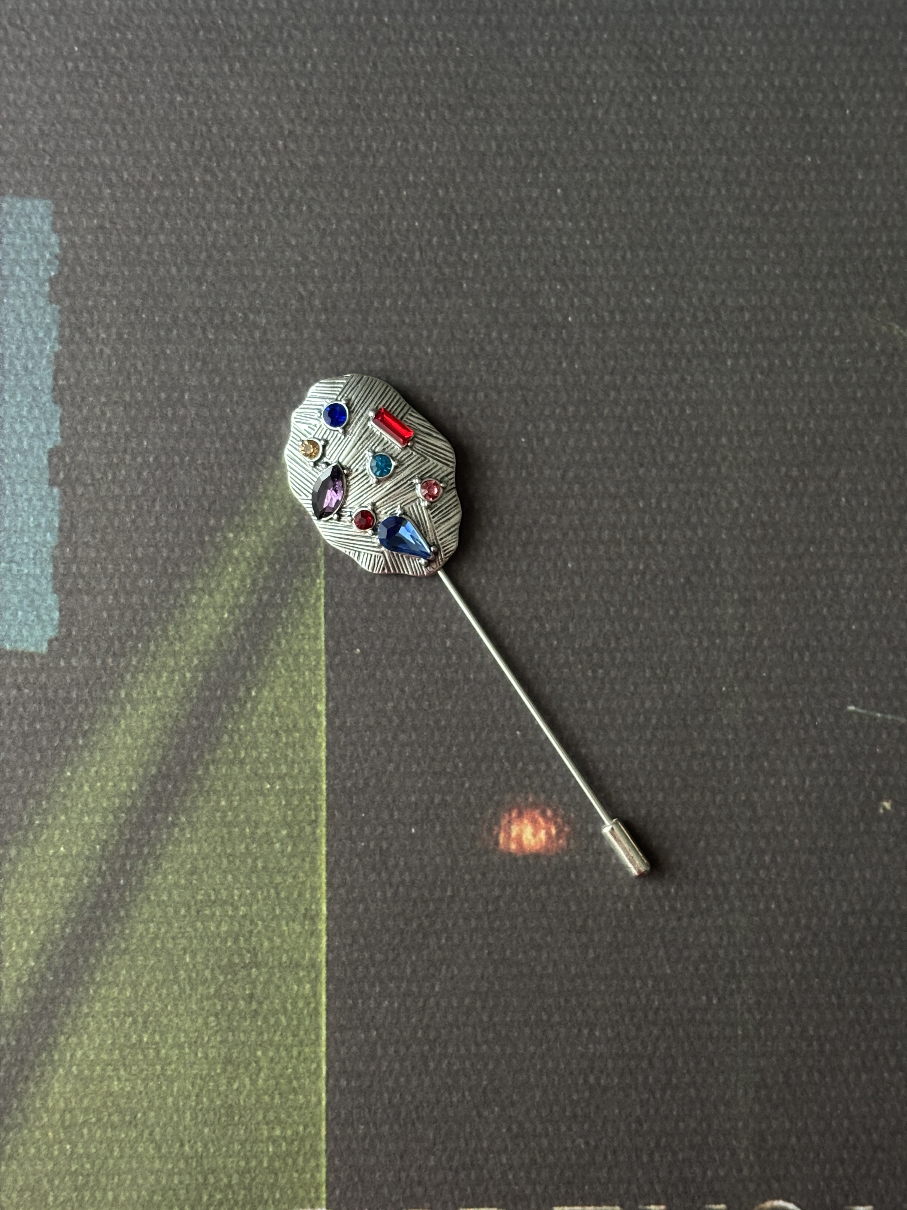 彩色寶石胸針