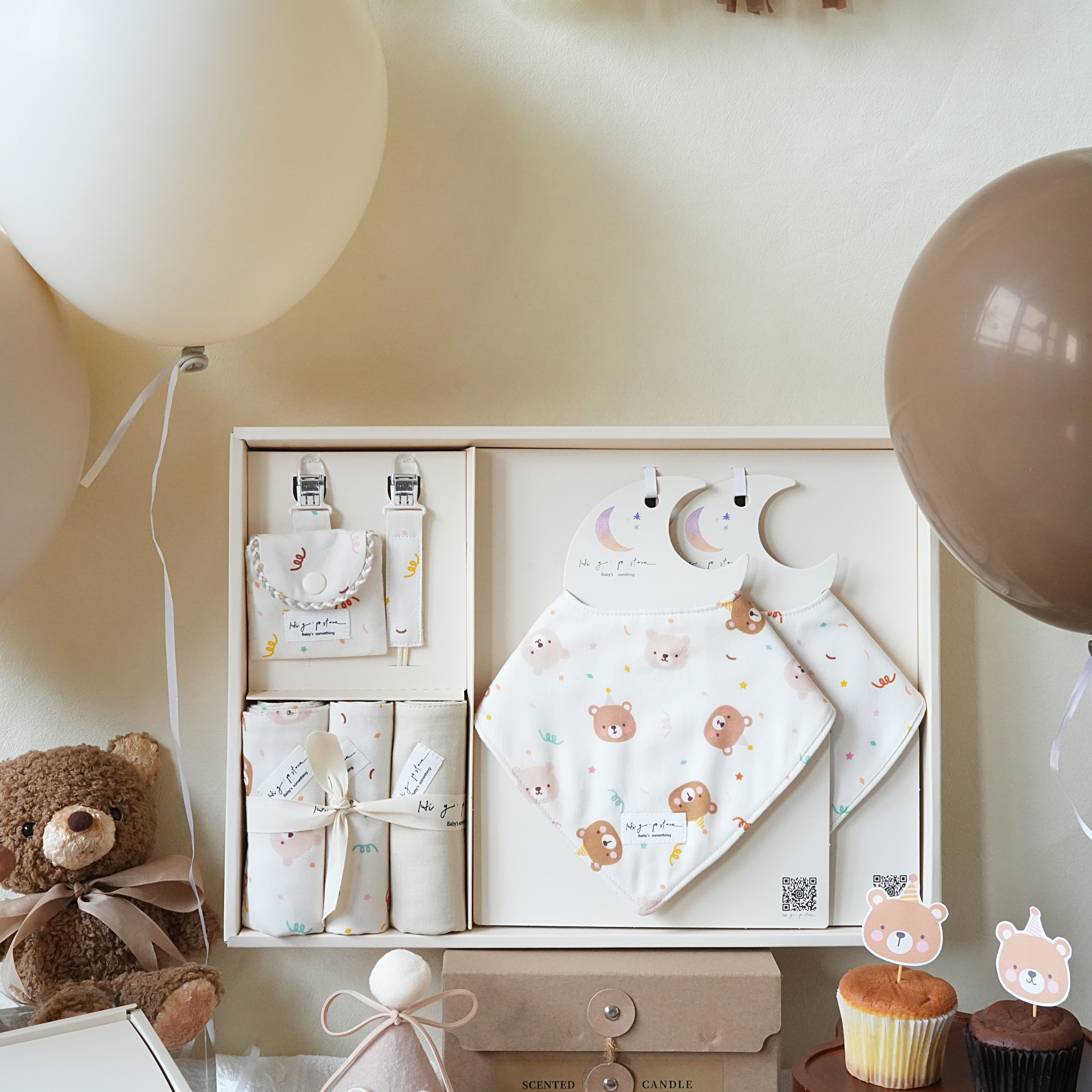 Hi Y.P store-彌月禮盒必備組-獨家設計-派對小熊（三角兜）