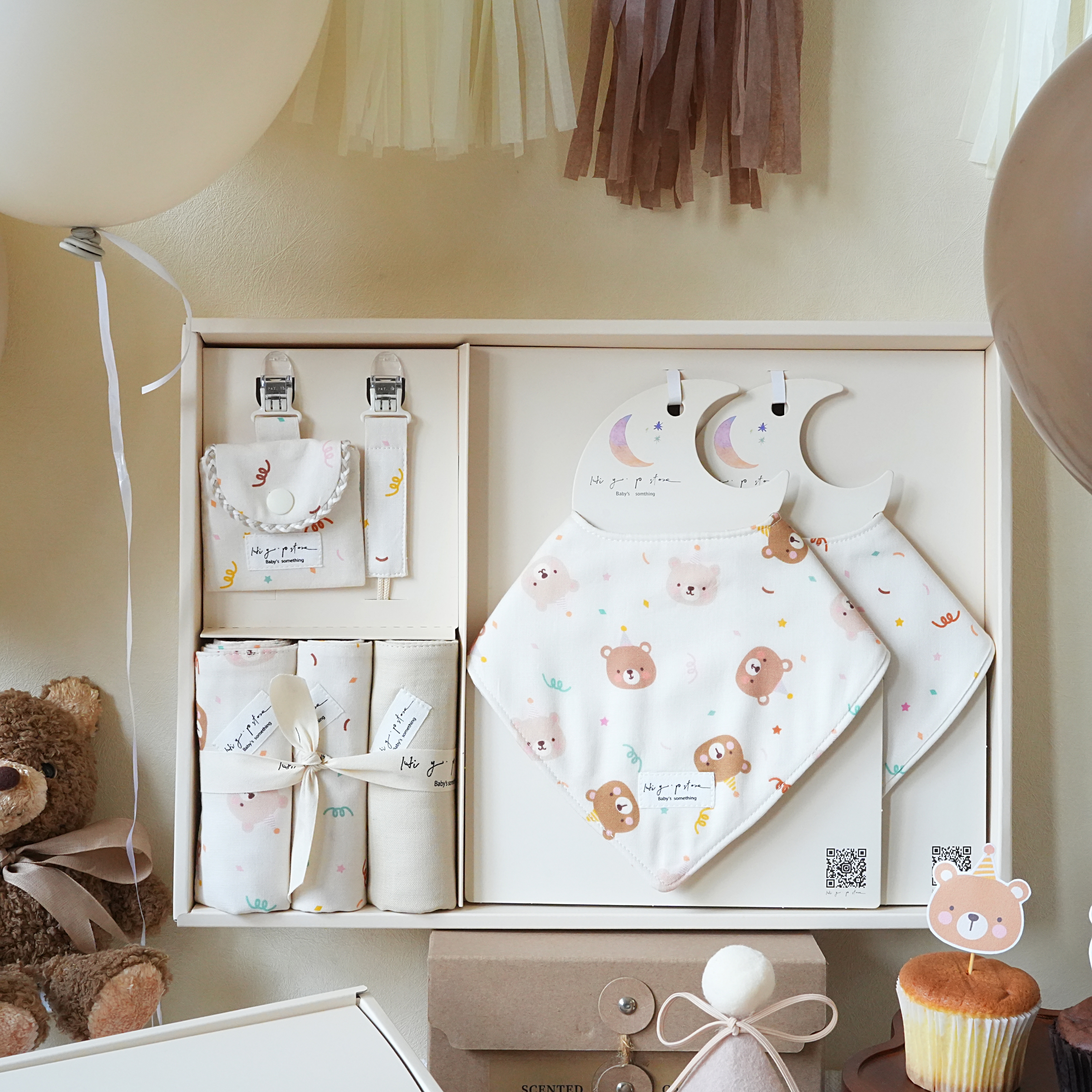 Hi Y.P store-彌月禮盒必備組-獨家設計-派對小熊（三角兜）