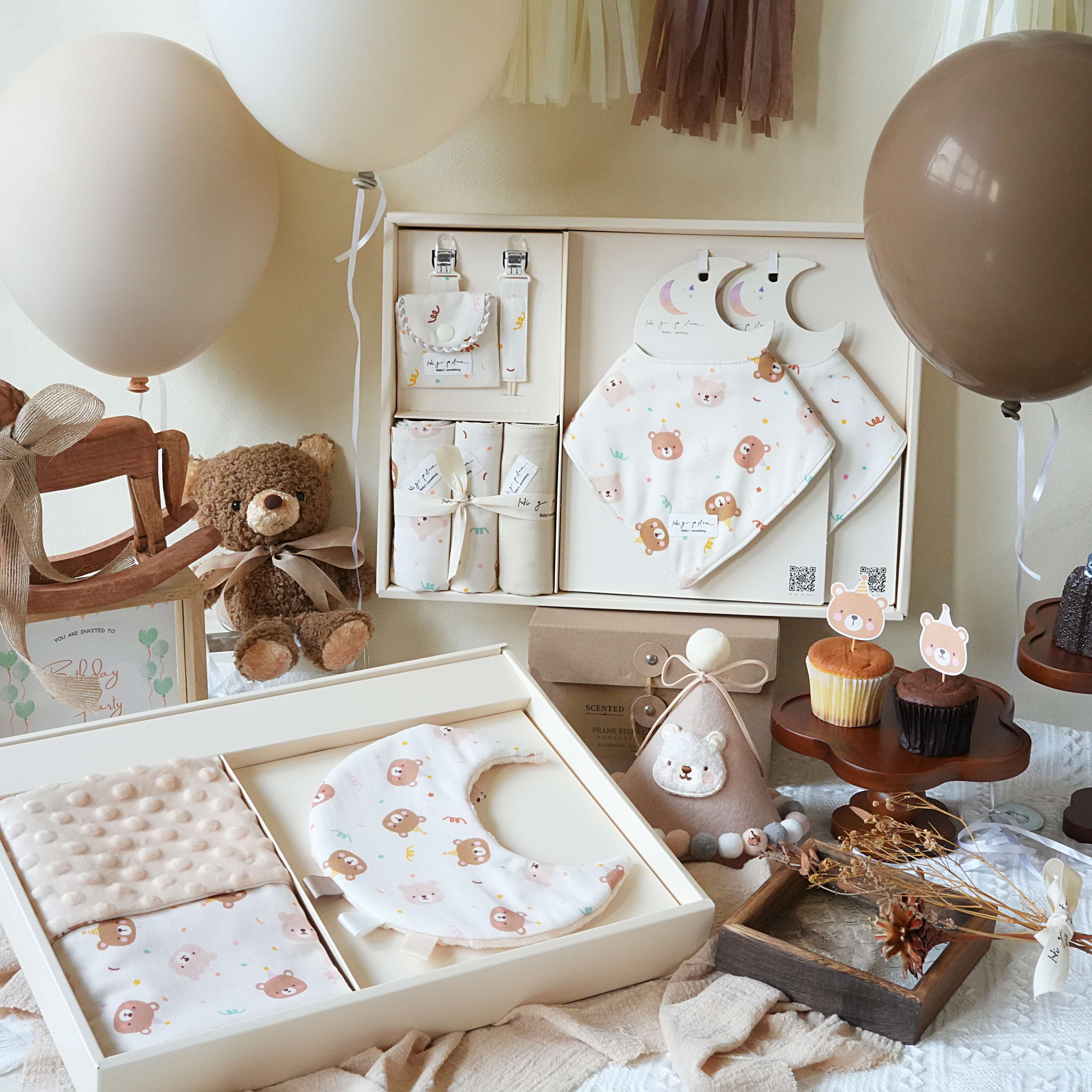 Hi Y.P store-彌月禮盒新生推薦組-獨家設計-派對小熊（三角兜）