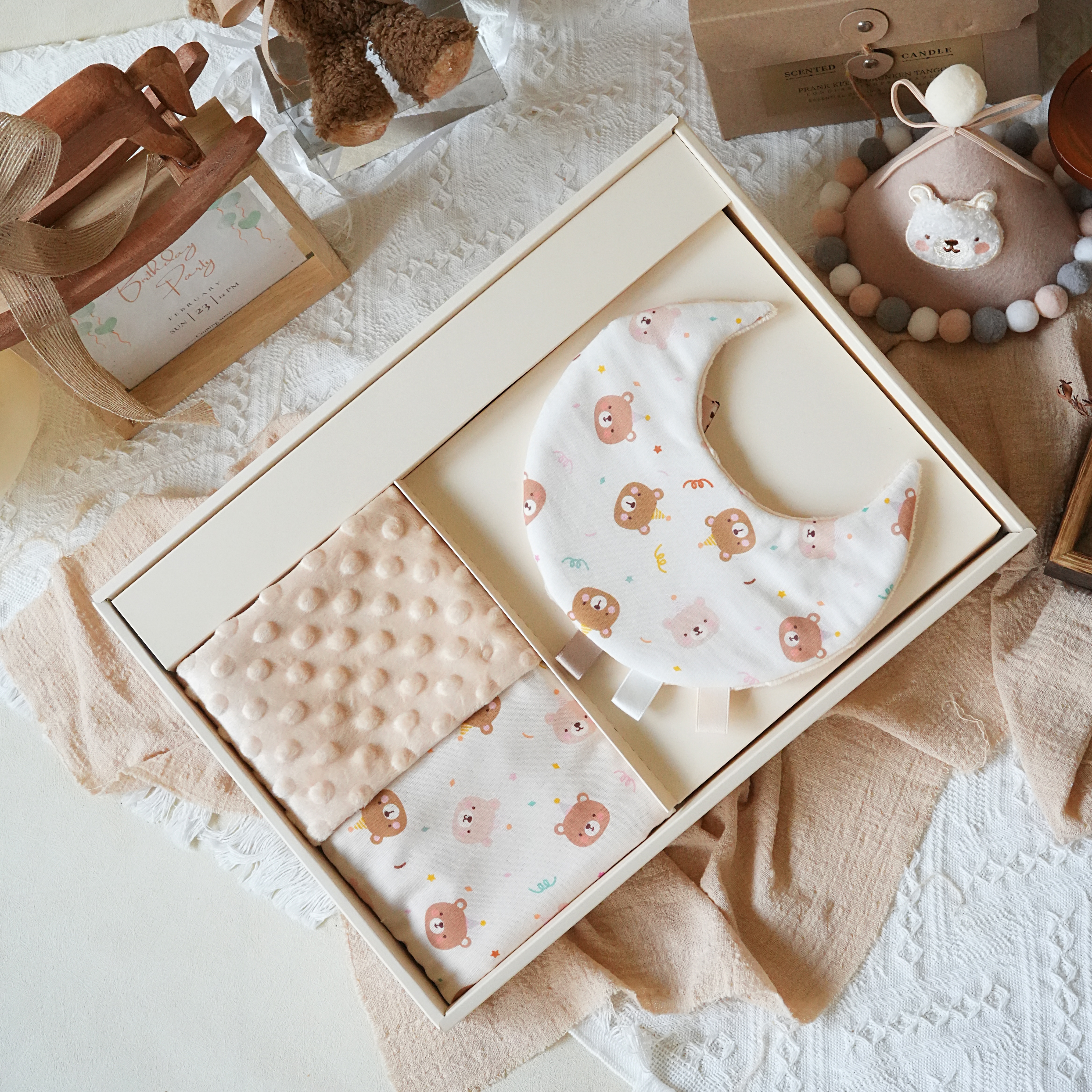 Hi Y.P store-彌月禮盒新生推薦組-獨家設計-派對小熊（三角兜）