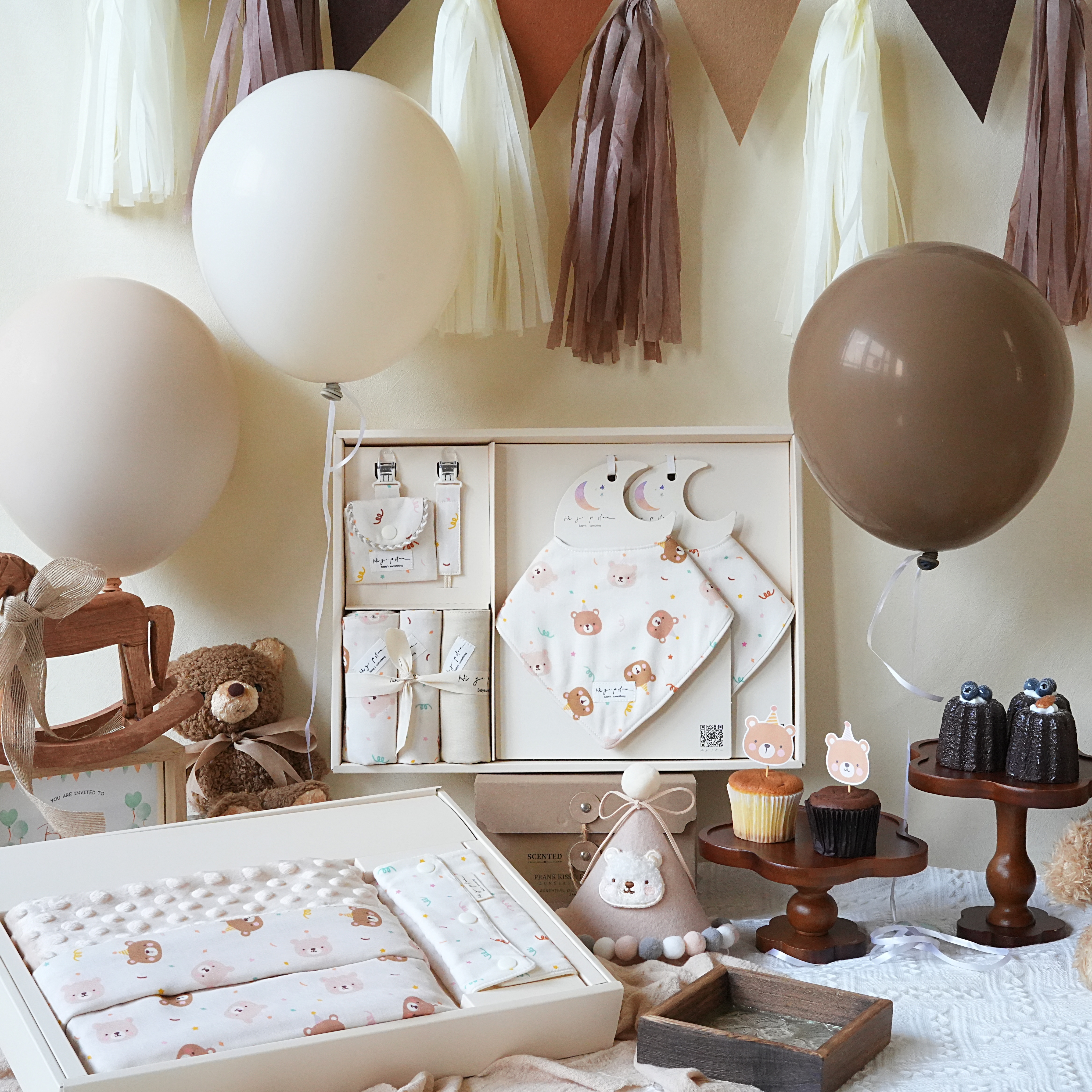 Hi Y.P store-彌月禮盒收涎推薦組-獨家設計-派對小熊（三角兜）