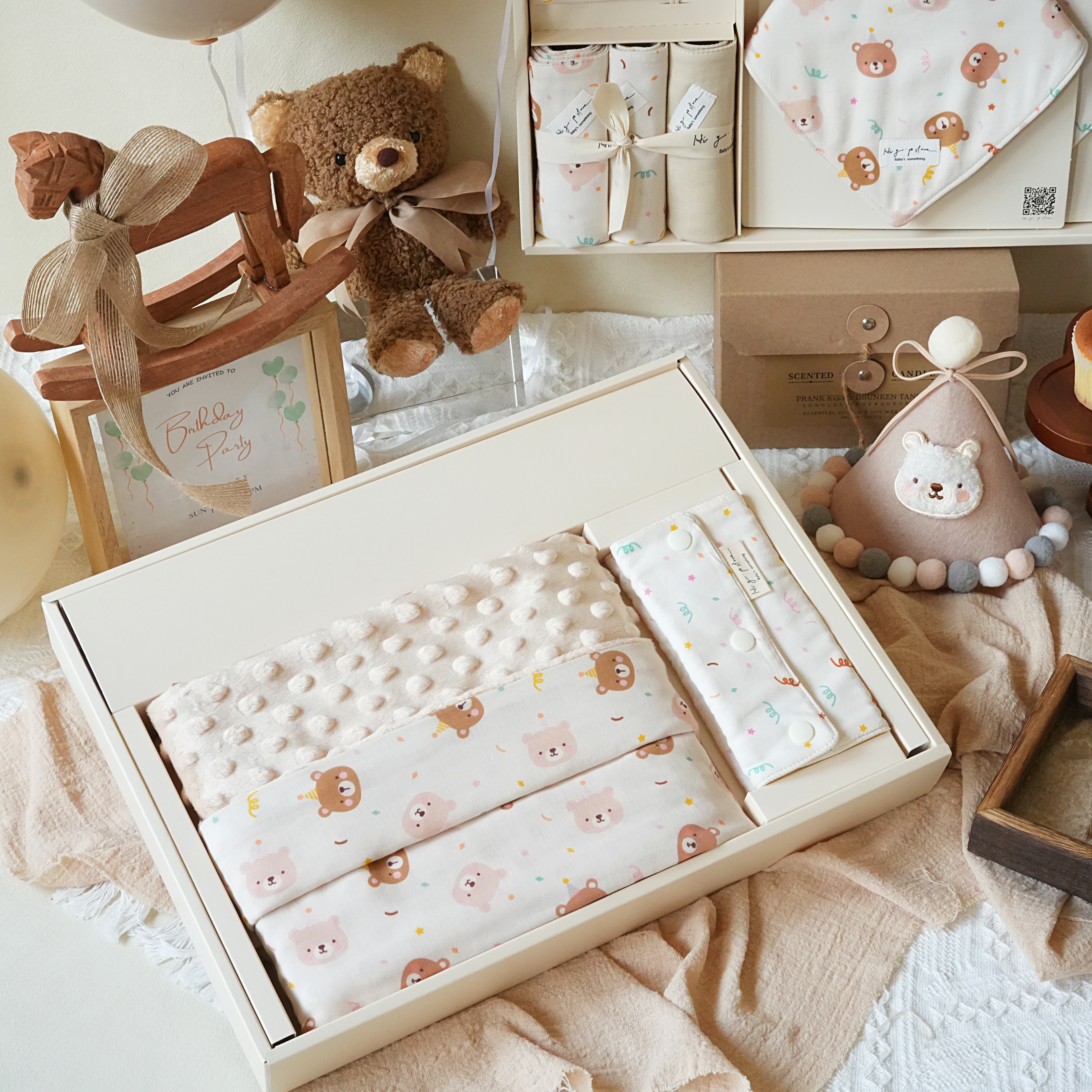 Hi Y.P store-彌月禮盒收涎推薦組-獨家設計-派對小熊（三角兜）