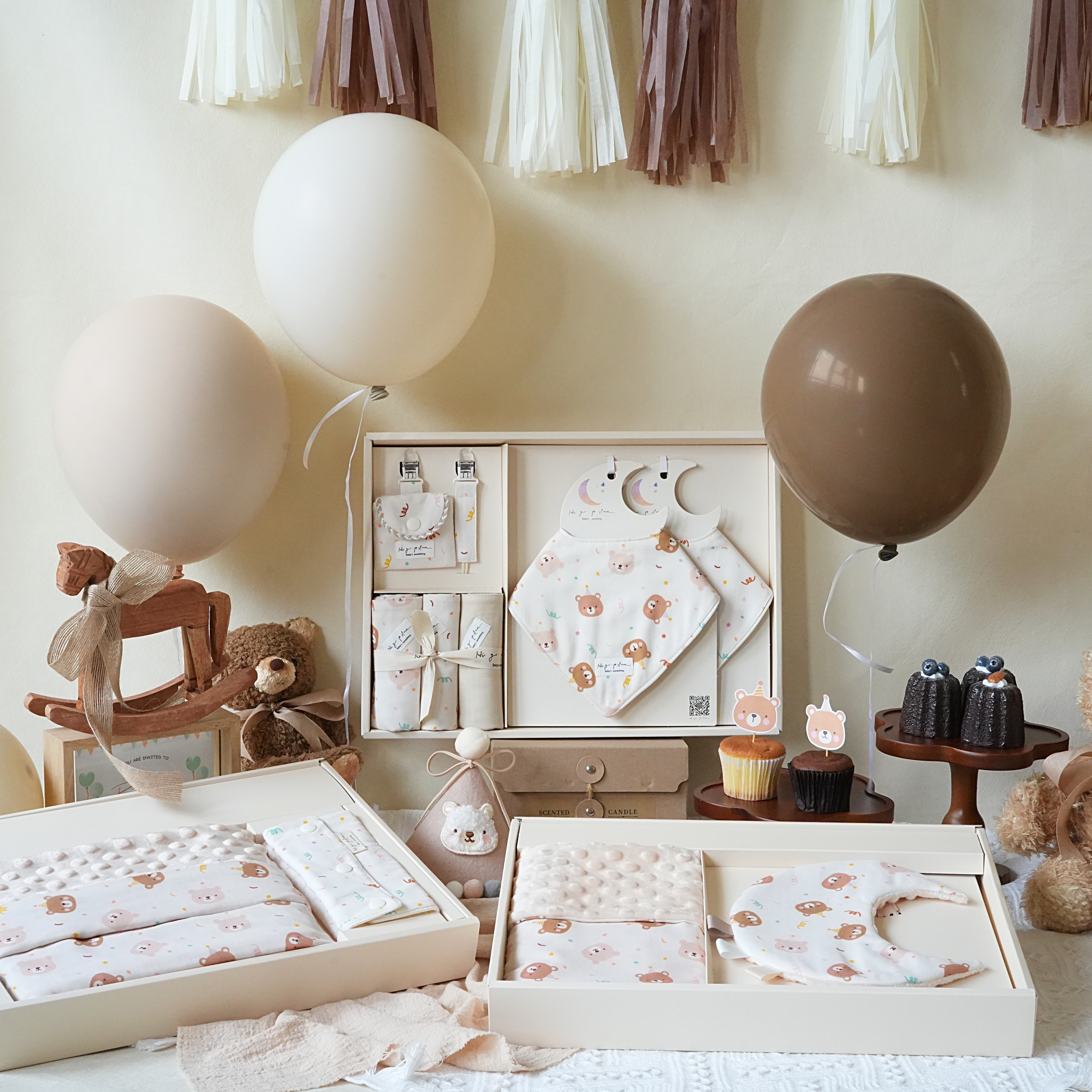 Hi Y.P store-彌月禮盒澎湃組-獨家設計-派對小熊（三角兜）