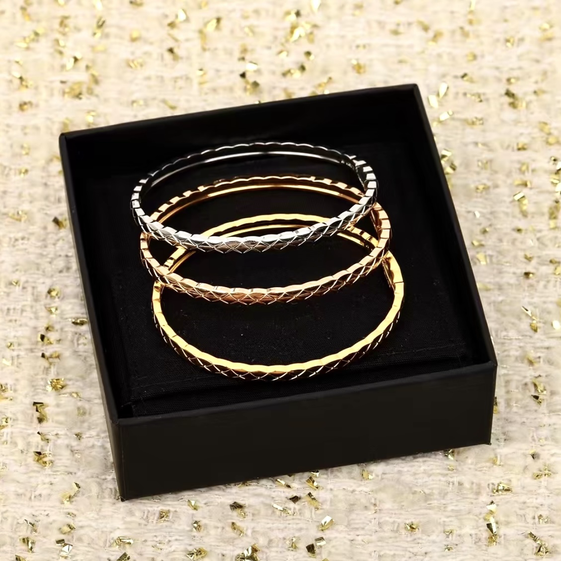 18k”coco crush經典光面細菱格”開扣高奢定製細手鐲