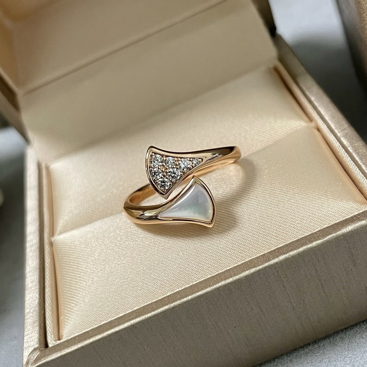 18k’Divas Dream白母貝鑽”交錯小裙子高奢定製戒