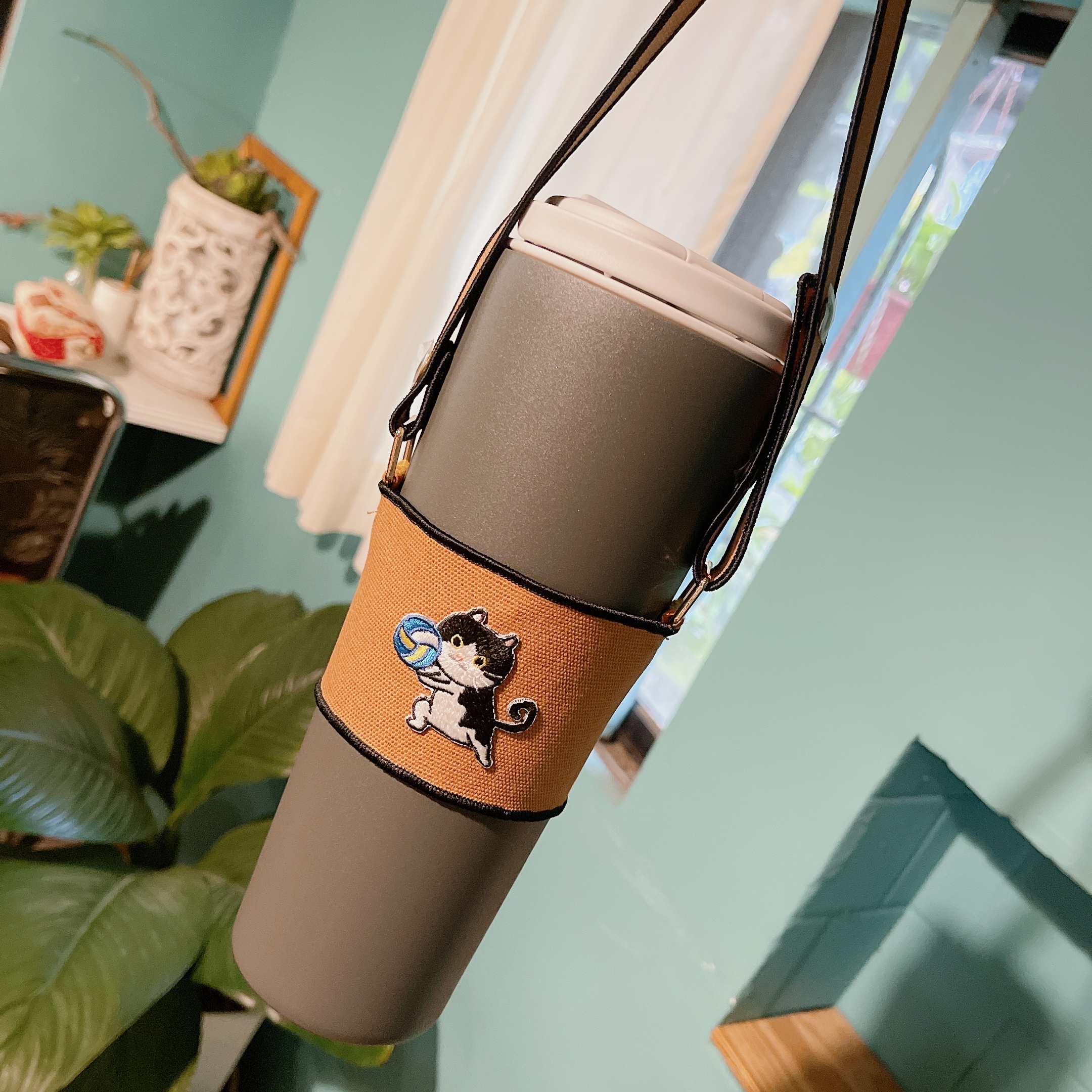 【Littdlework動物園-奶茶色-貓咪玩球】刺繡飲料提袋（不含撞色杯）