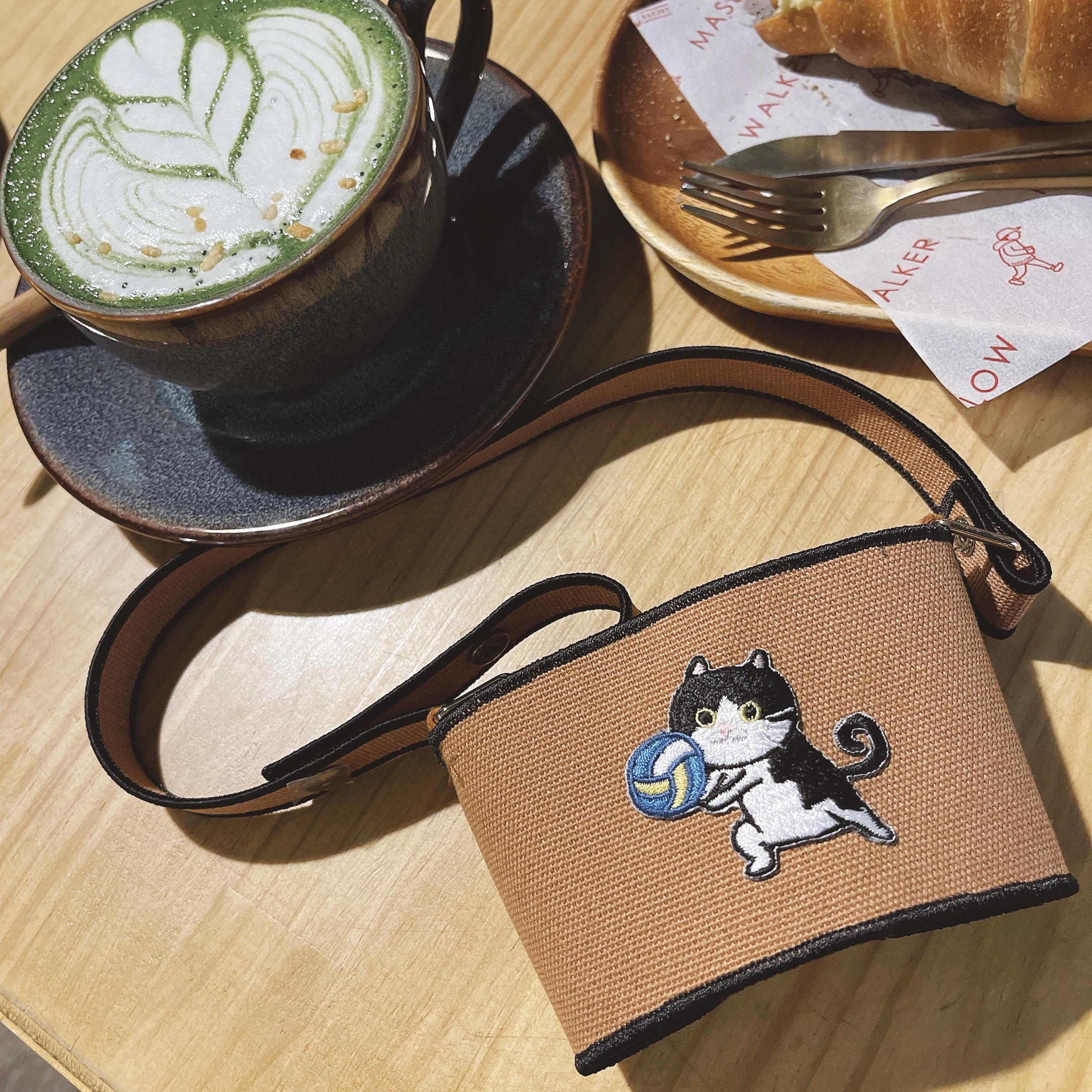 【Littdlework動物園-奶茶色-貓咪玩球】刺繡飲料提袋（不含撞色杯）