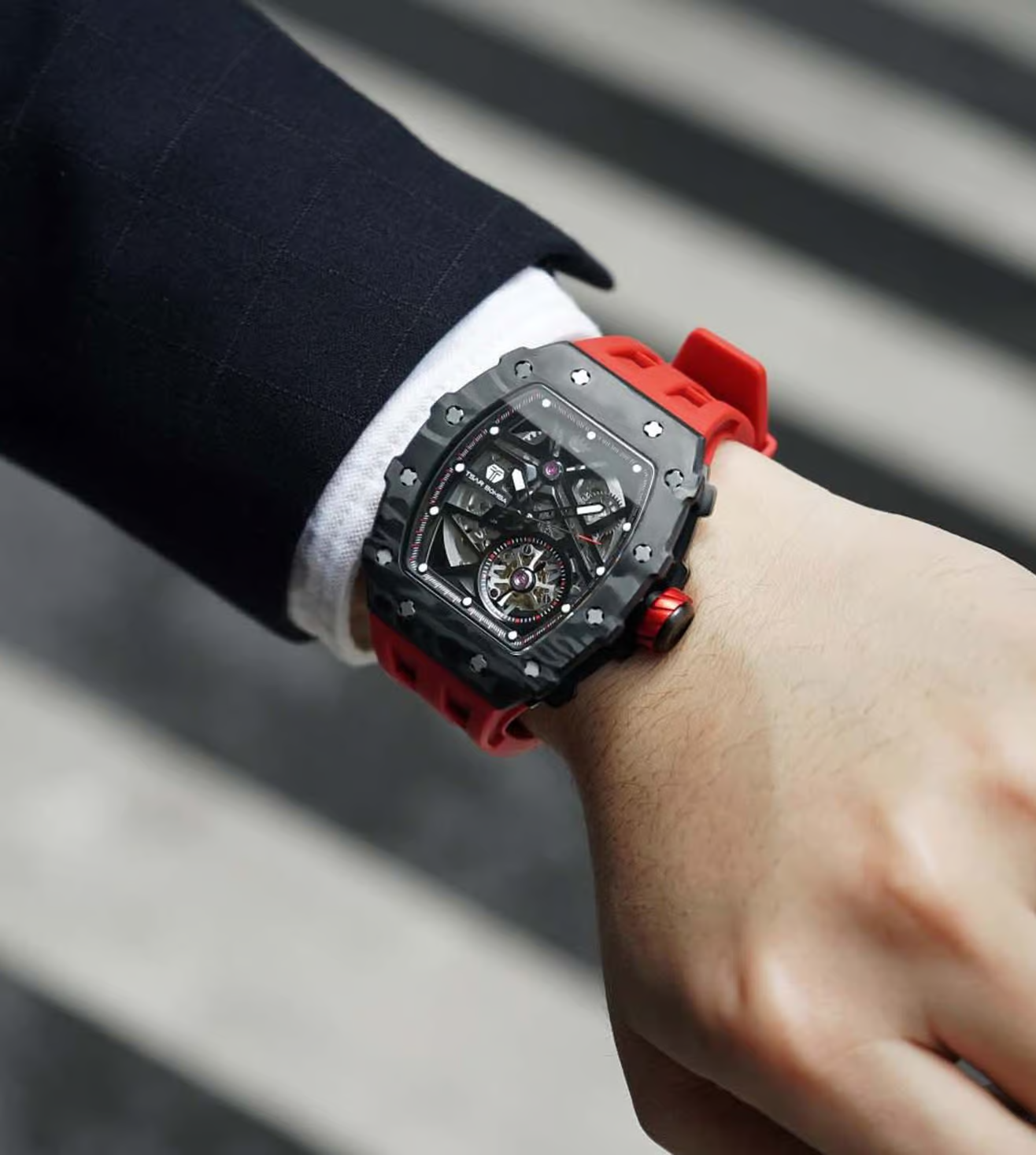 萬年鐘錶 - TSAR BOMBA 機械公爵 碳纖維錶殼紅色矽膠錶帶機械透視機芯男錶 TB8209CF-02 錶徑 43.5MM