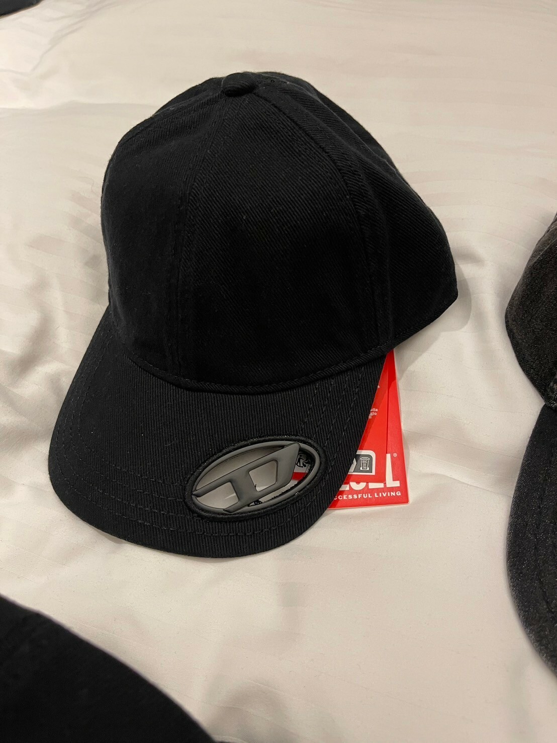 DIESEL 鏤空金屬Logo 黑色老帽