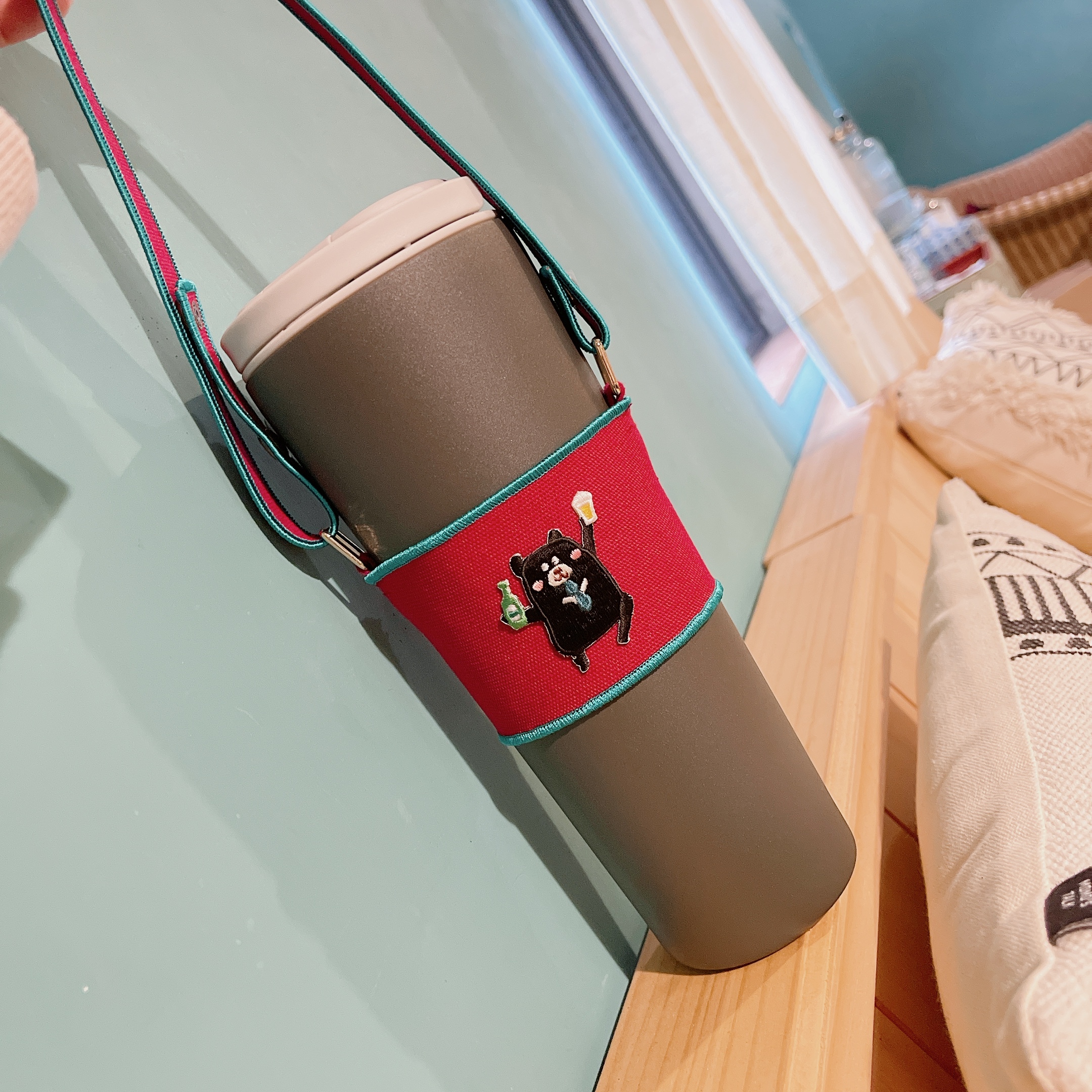 【Littdlework動物園-紅色-台灣黑熊喝台啤】刺繡飲料提袋（不含撞色杯）