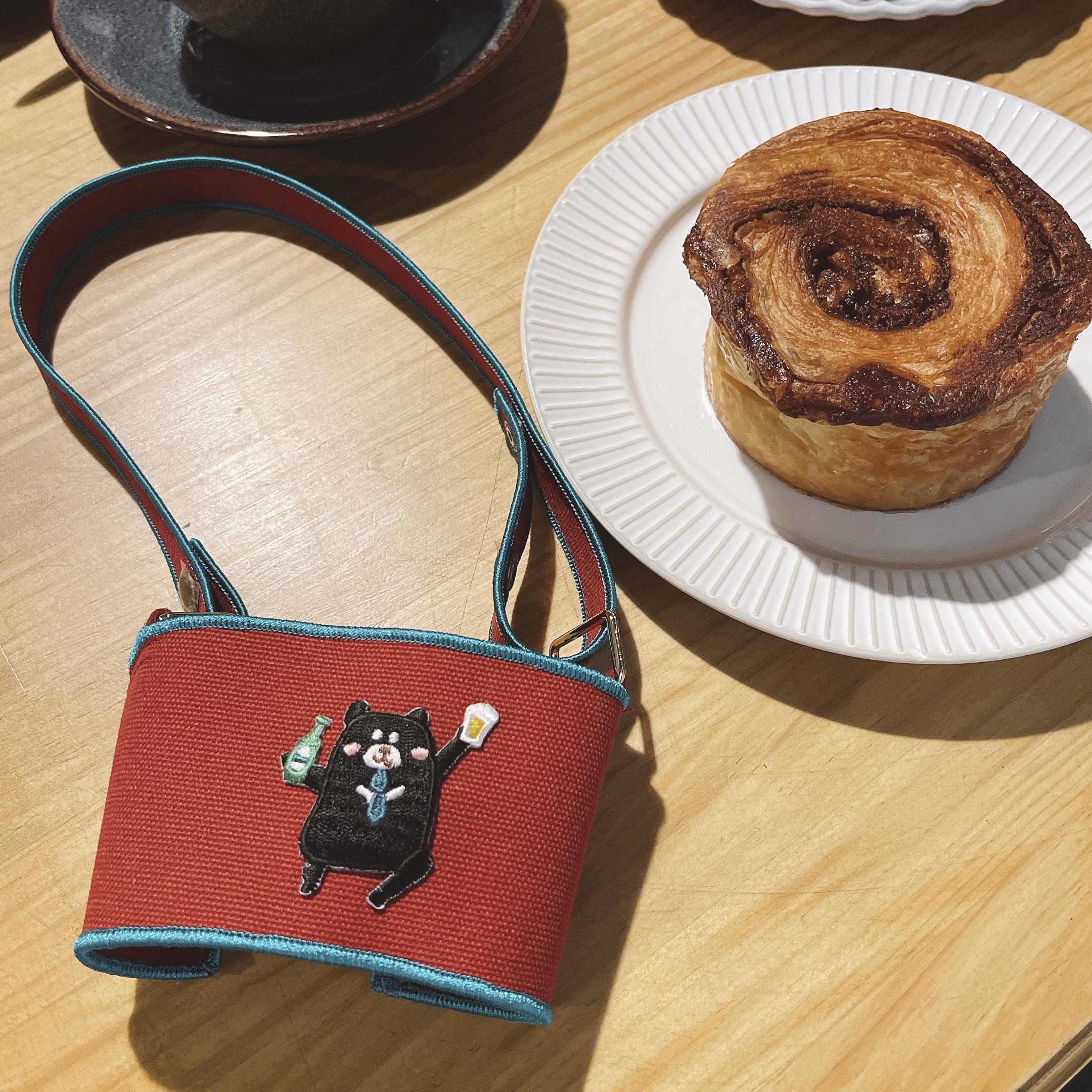 【Littdlework動物園-紅色-台灣黑熊喝台啤】刺繡飲料提袋（不含撞色杯）